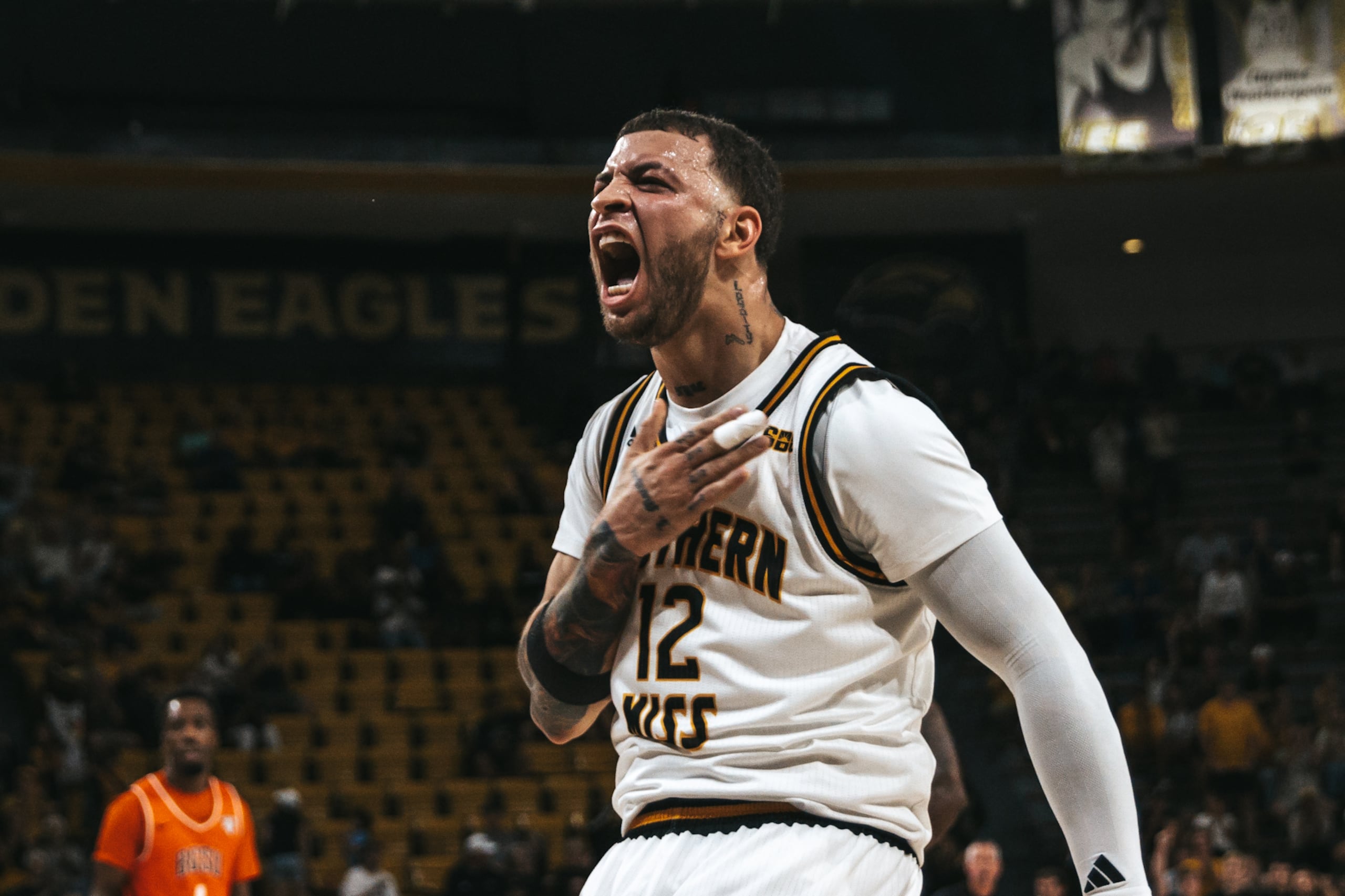 Neftalí Álvarez celebra un canasto en un partido de NCAA.