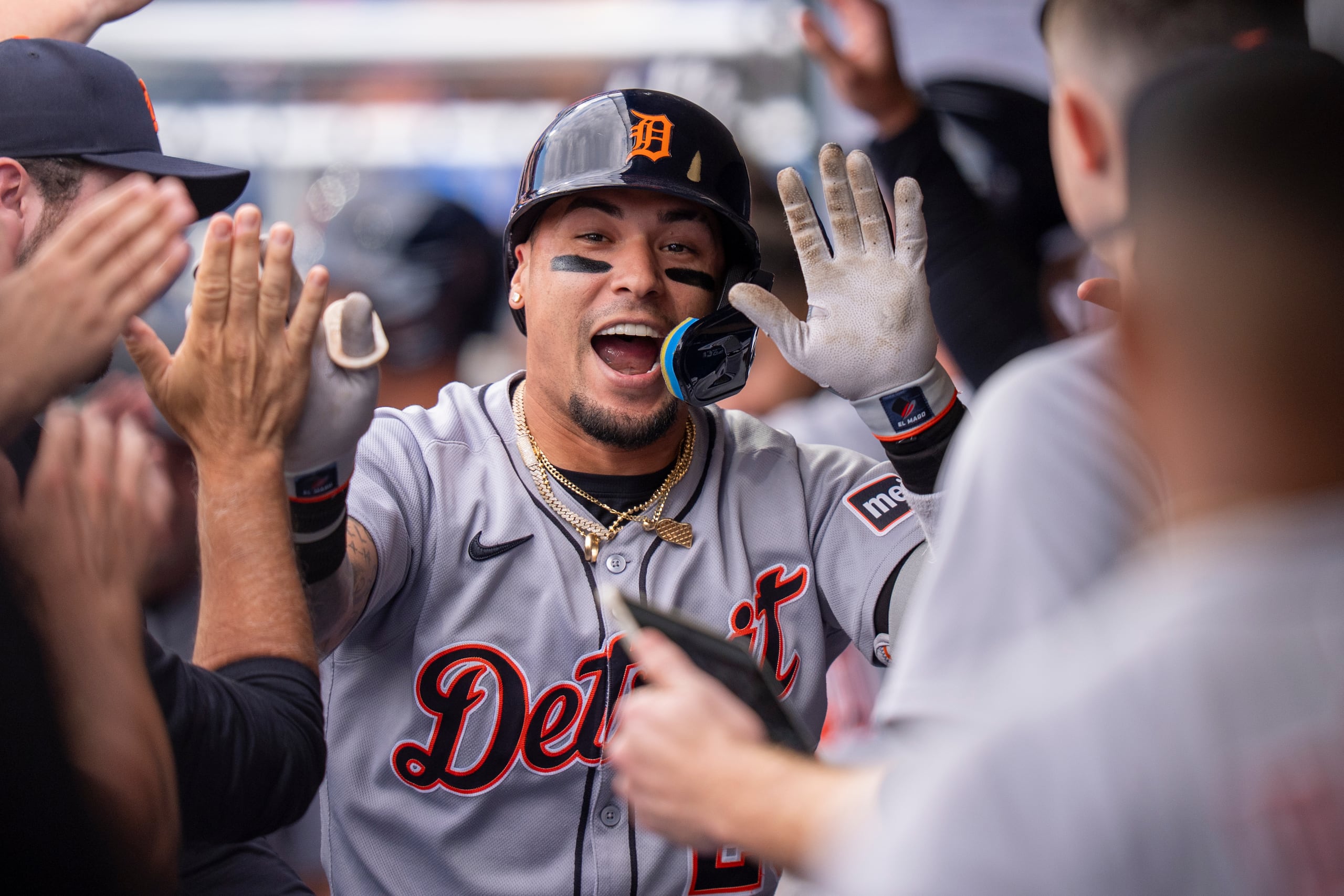 El puertorriqueño de los Tigers de Detroit, Javier Baez, celebra su jonrón de dos carreras en la séptima entrada ante los Phillies de Filadelfia.