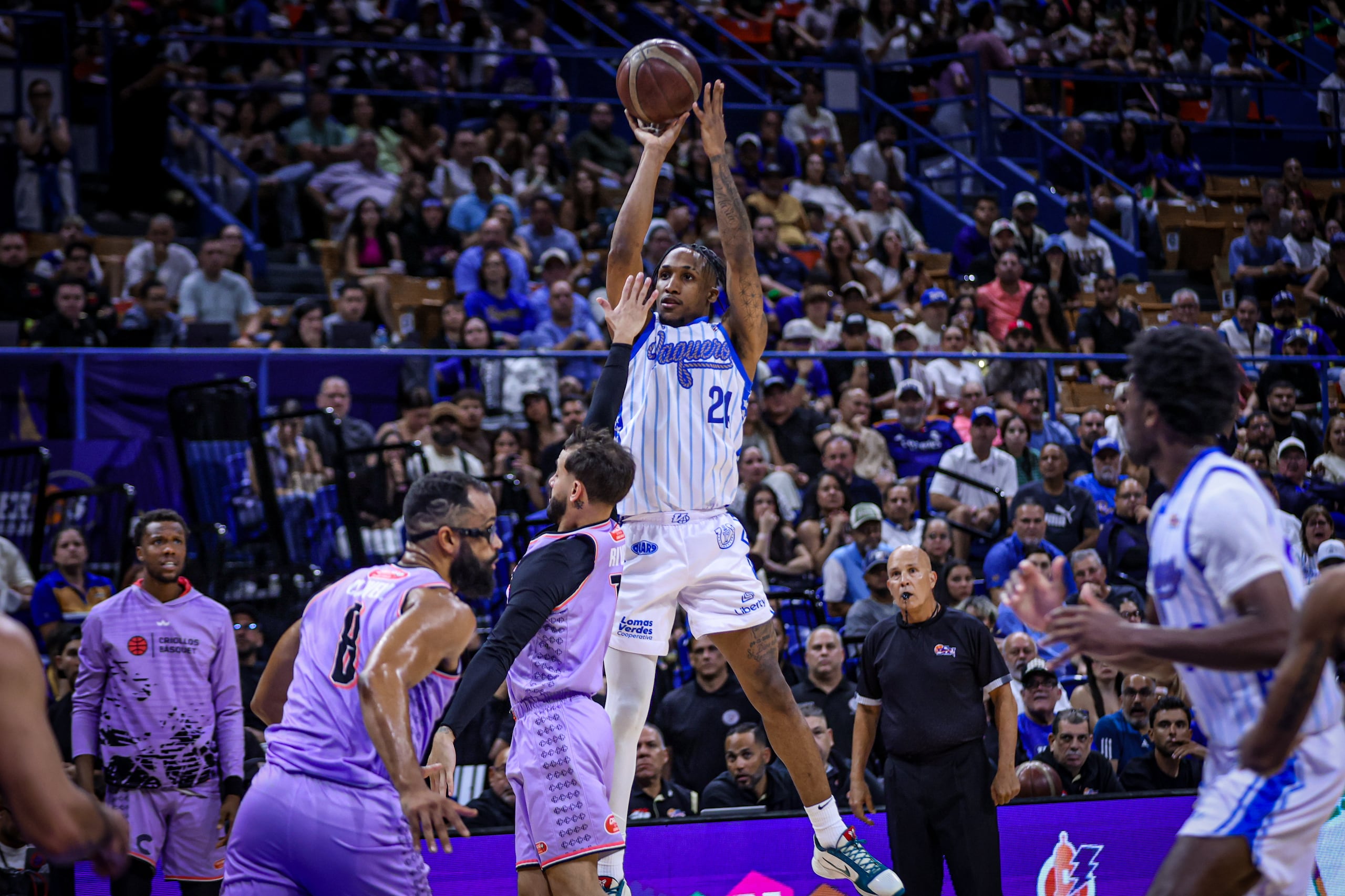 Jassel Pérez, refuerzo de los Vaqueros de Bayamón, lanza un triple ante los Criollos de Caguas.
