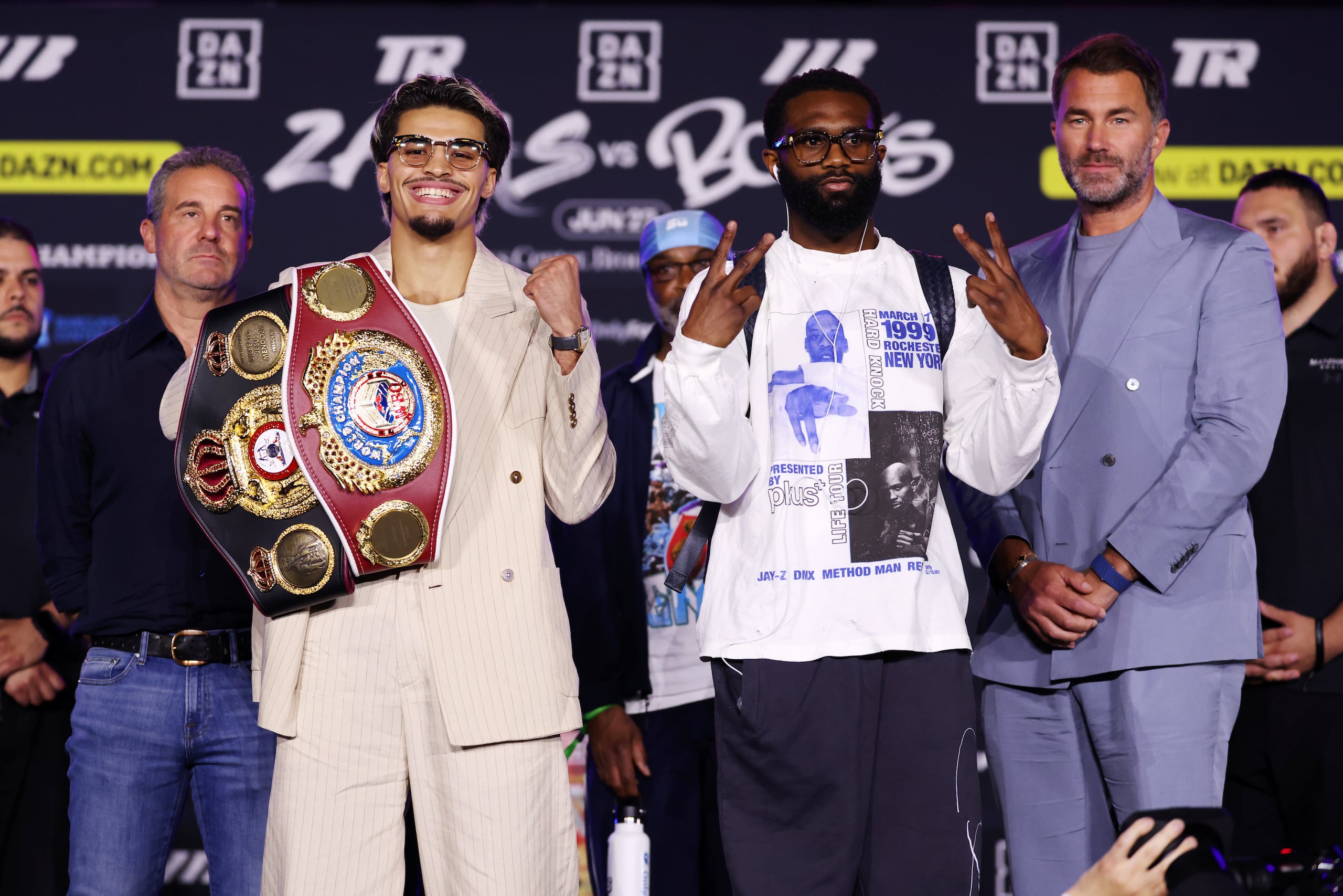 Xander Zayas y Jaron Ennis posan al finalizar la conferencia de prensa hoy en Nueva York.