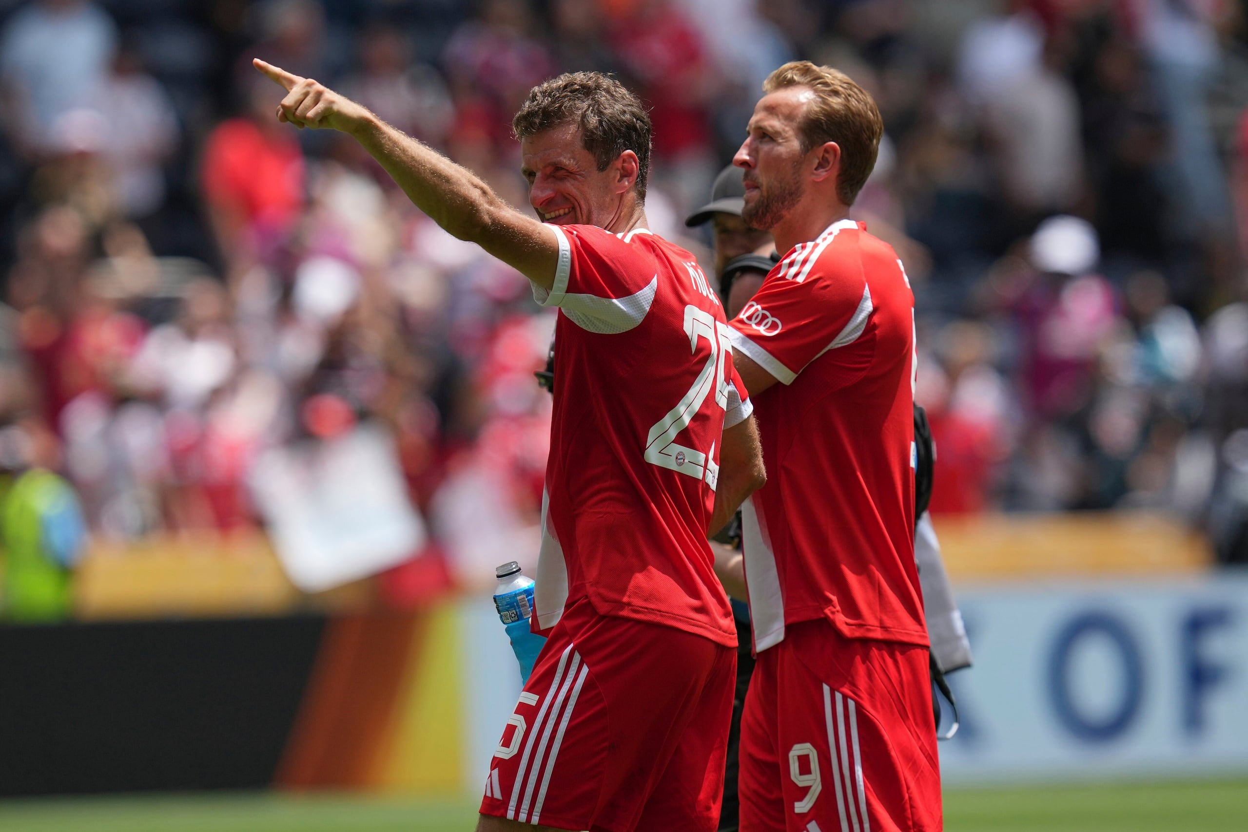 Thomas Muller y Harry Kane del Bayern Munich saludan a la afición tras la victoria contra el Aickland City en el Grupo C del Mundial de Clubes el domingo 15 de junio del 2025. (AP Foto/Joshua A. Bickel)