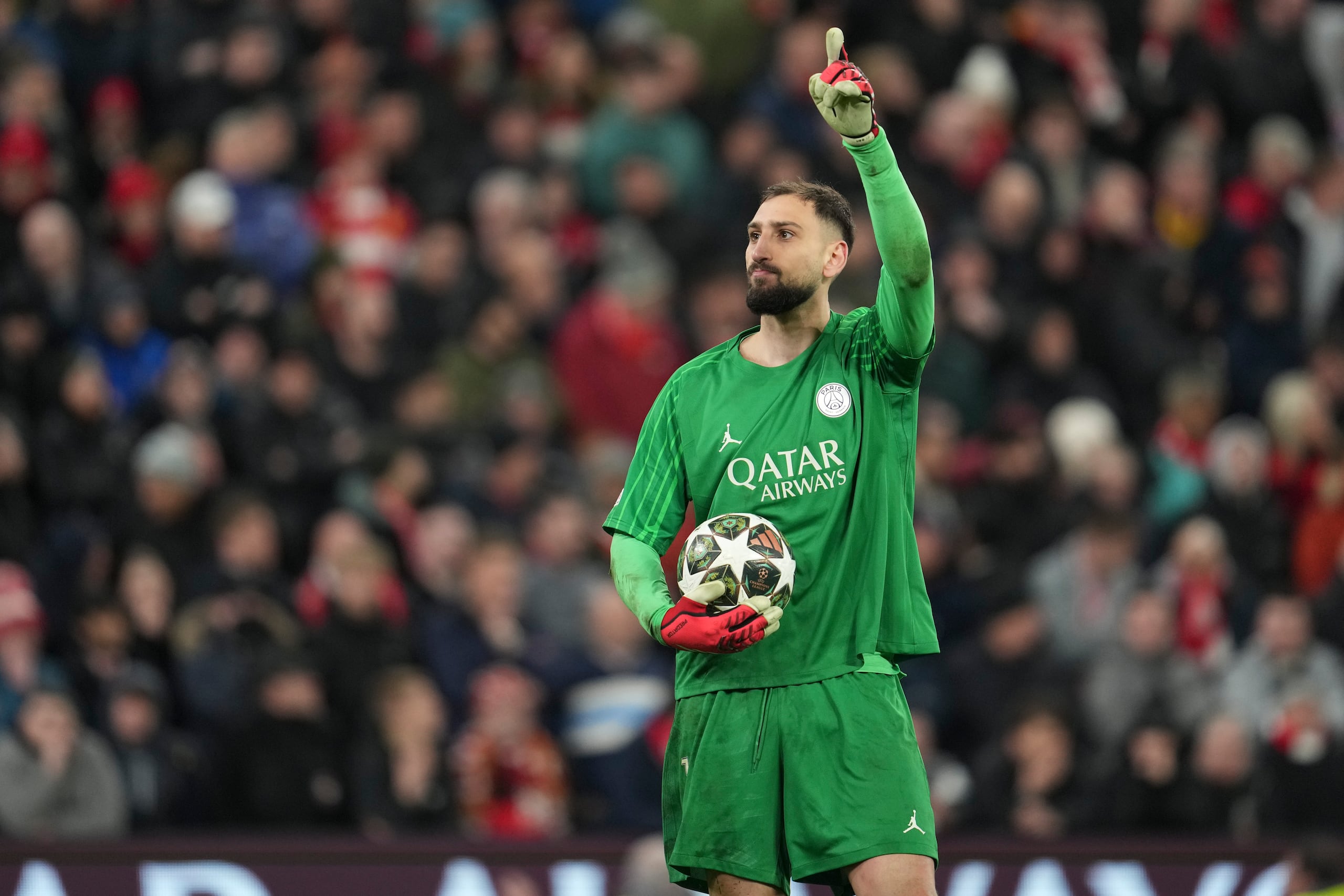 Gianluigi Donnarumma, arquero del Paris Saint-Germain, reacciona en la tanda de penales del duelo de vuleta de los octavos de final de la Liga de Campeones ante Liverpool, el martes 11 de marzo del 2025. (AP Foto/Jon Super)