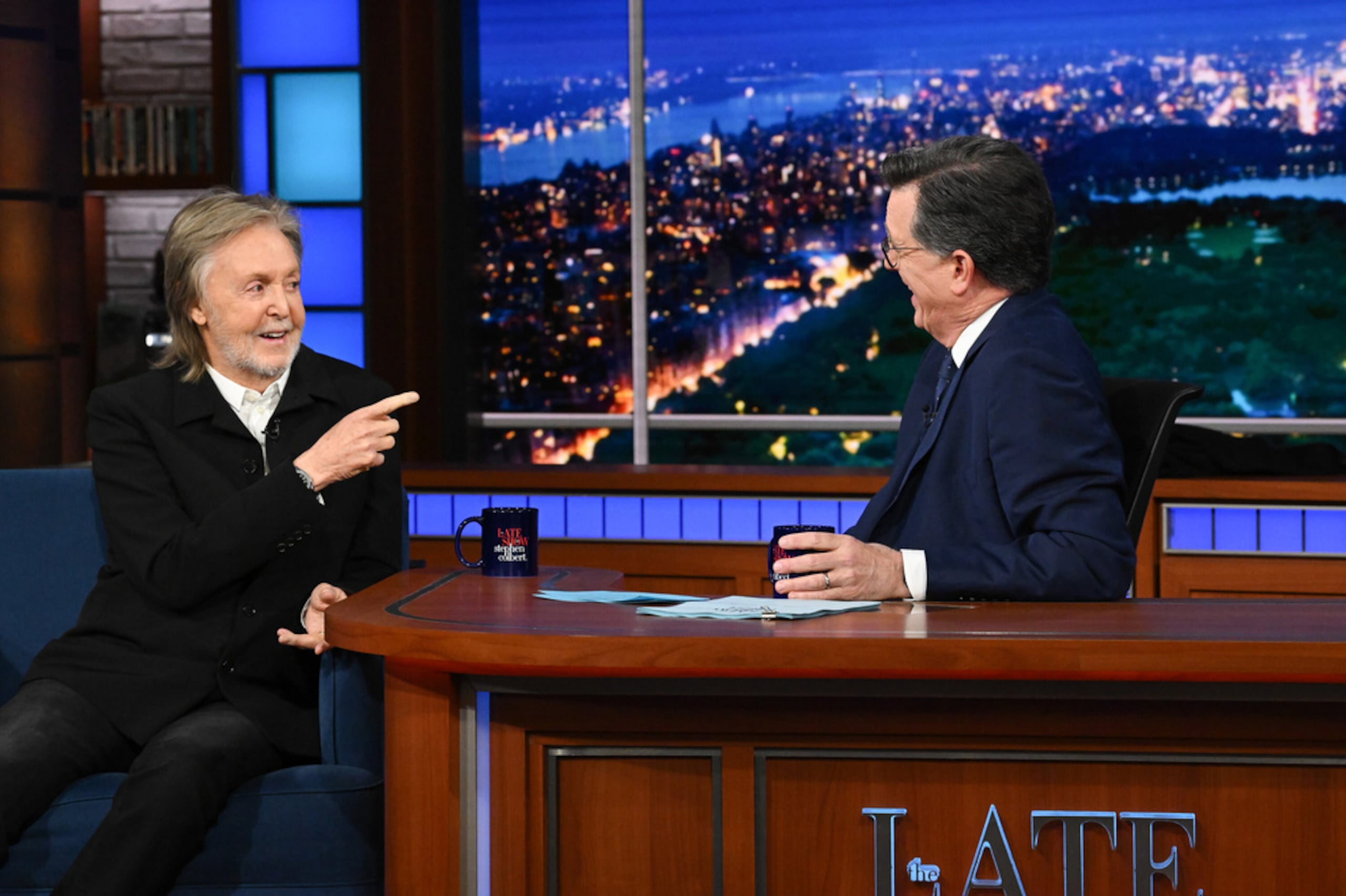 Esta imagen, difundida por CBS, muestra a Paul McCartney junto al presentador Stephen Colbert durante el episodio final de “The Late Show with Stephen Colbert” en Nueva York, el jueves 21 de mayo de 2026.