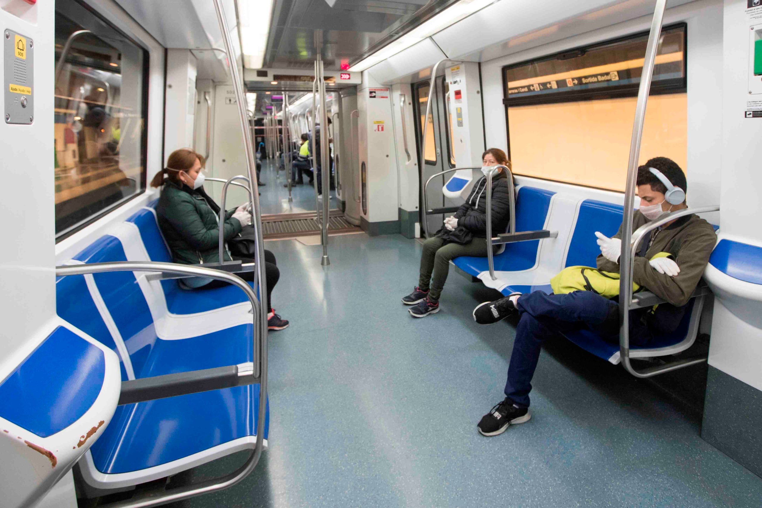 Varios usuarios en el Metro de Barcelona. (EFE)