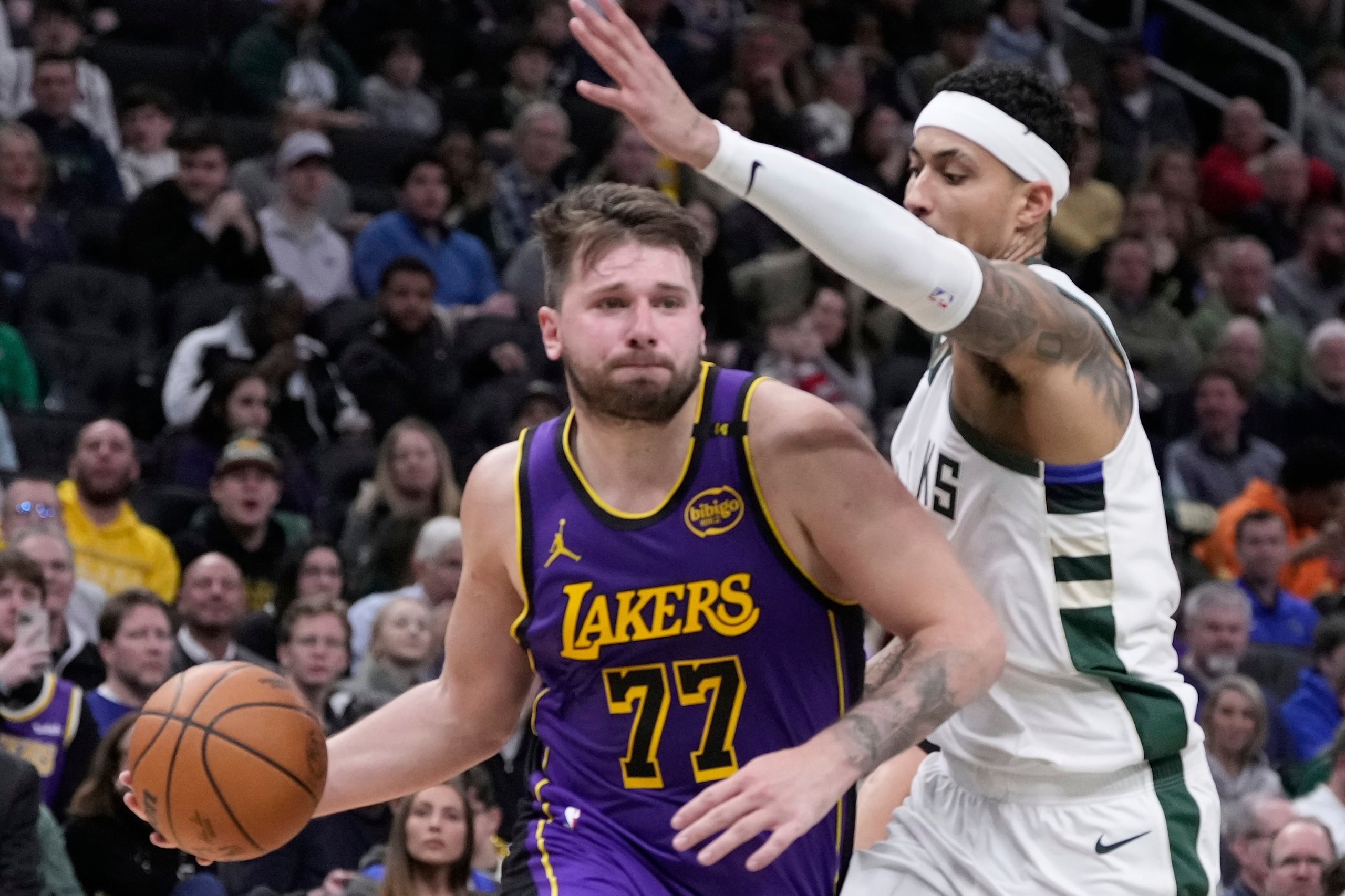 Luka Doncic, con el balón, marcó 29 de los 45 puntos en la primera mitad ante los Bucks el pasado 14 de marzo.