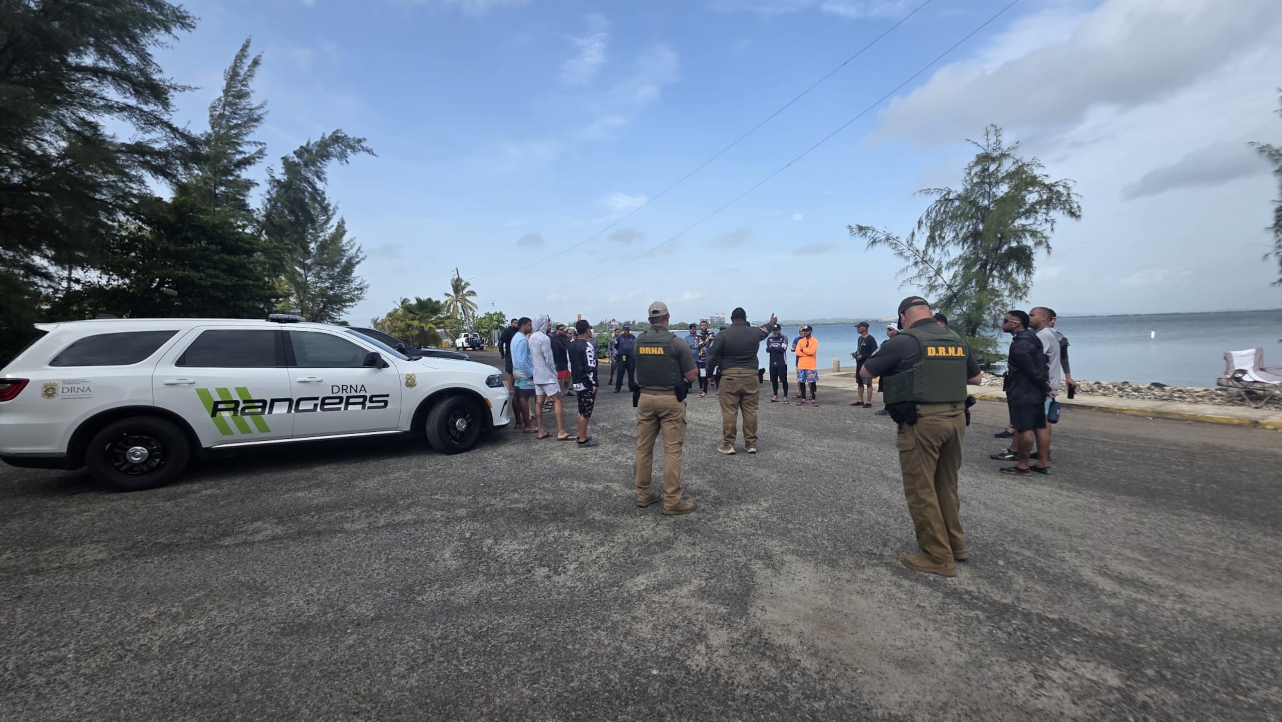 La navegación en zonas donde habitan manatíes, incluyendo en lugares como es el caso de Isla de Cabra, se encuentra reglamentada por La ley 430-2000, mejor conocida como ‘Ley de Navegación y Seguridad Acuática de Puerto Rico’ con el fin de proteger estos mamíferos marinos.