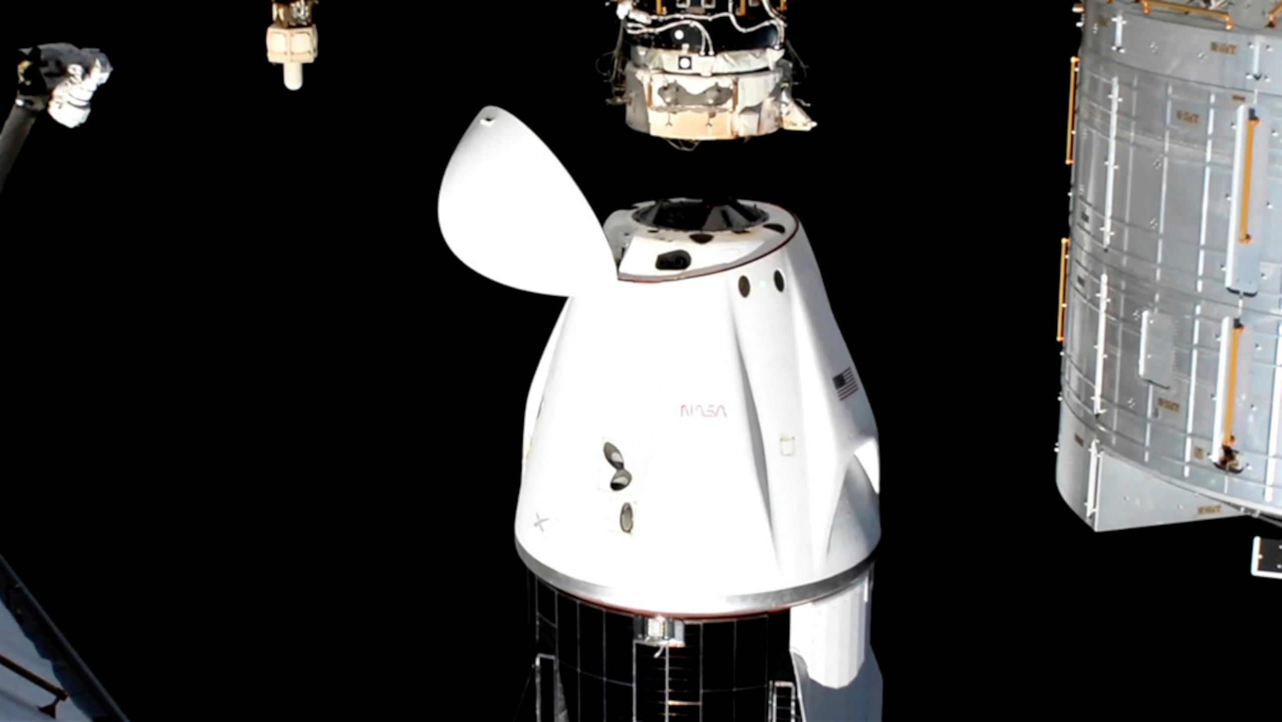 Esta imagen, tomada de un video de la NASA, muestra a la cápsula de SpaceX en la que viajan los astronautas de la NASA Suni Williams, Butch Wilmore y Nick Hague, y el cosmonauta ruso Alexander Gorbunov, desacoplándose de la Estación Espacial Internacional, el 18 de marzo de 2025.