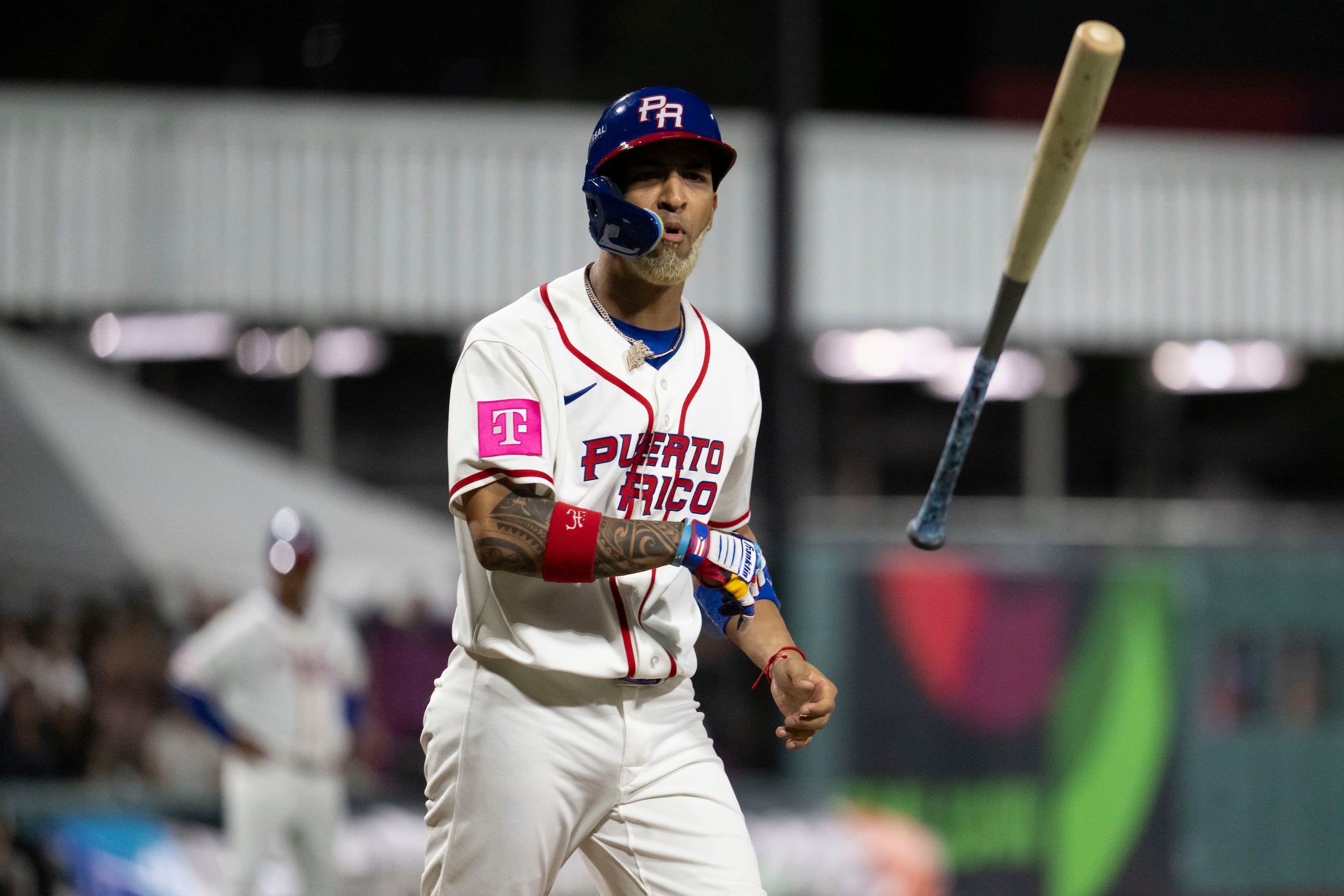 Eddie Rosario después de un turno al bate en el juego entre Puerto Rico y Panamá.