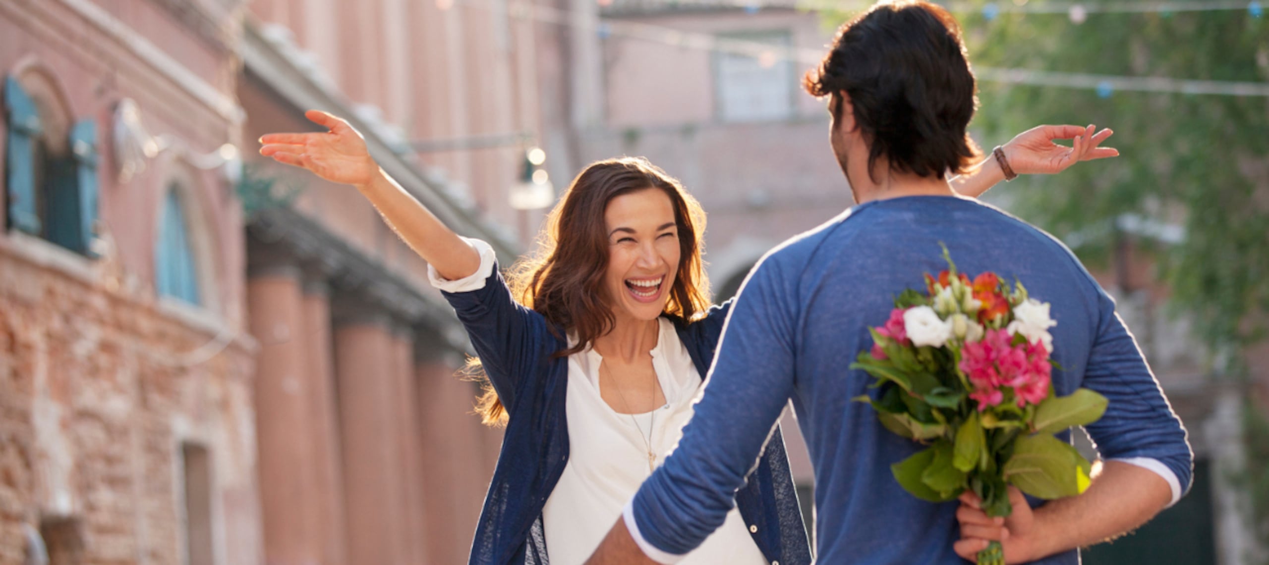 Al principio parece un romance de ensueño.