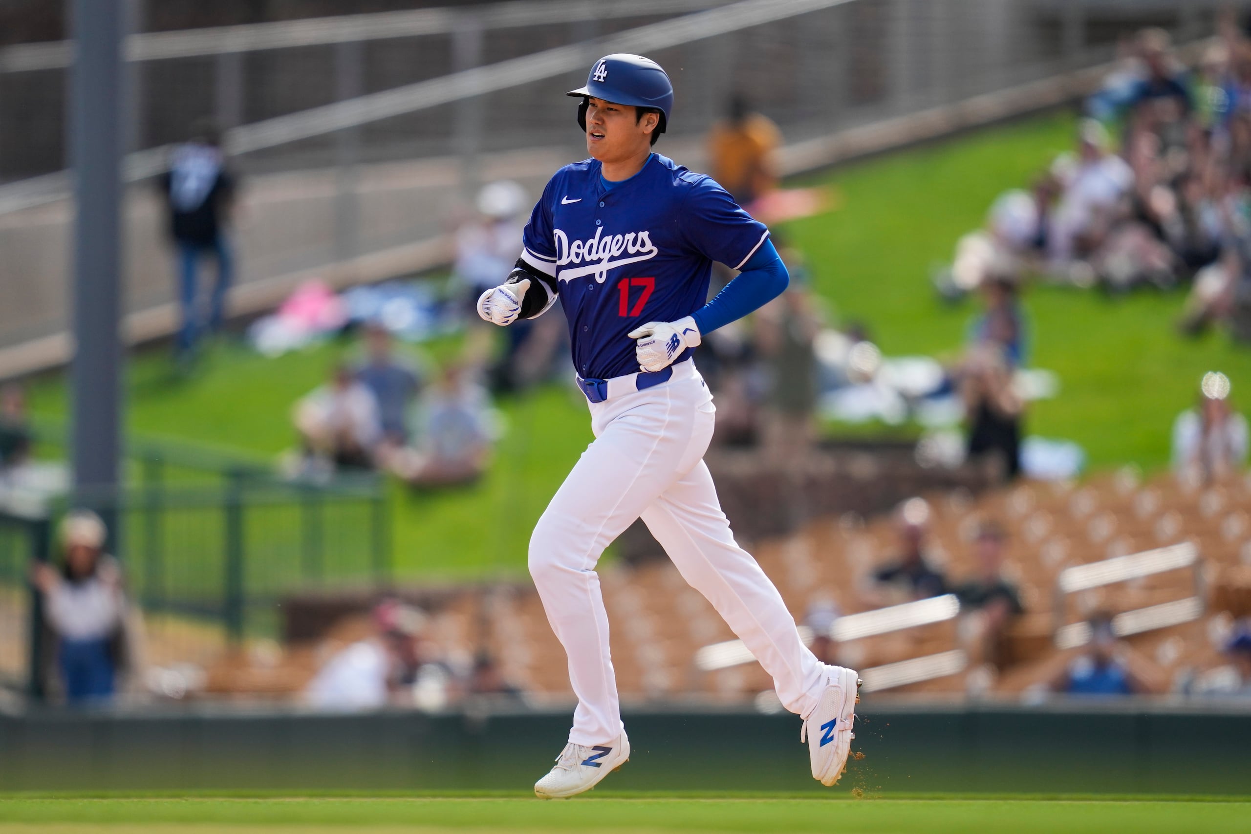 Shohei Ohtani recorre las bases tras el batazo.