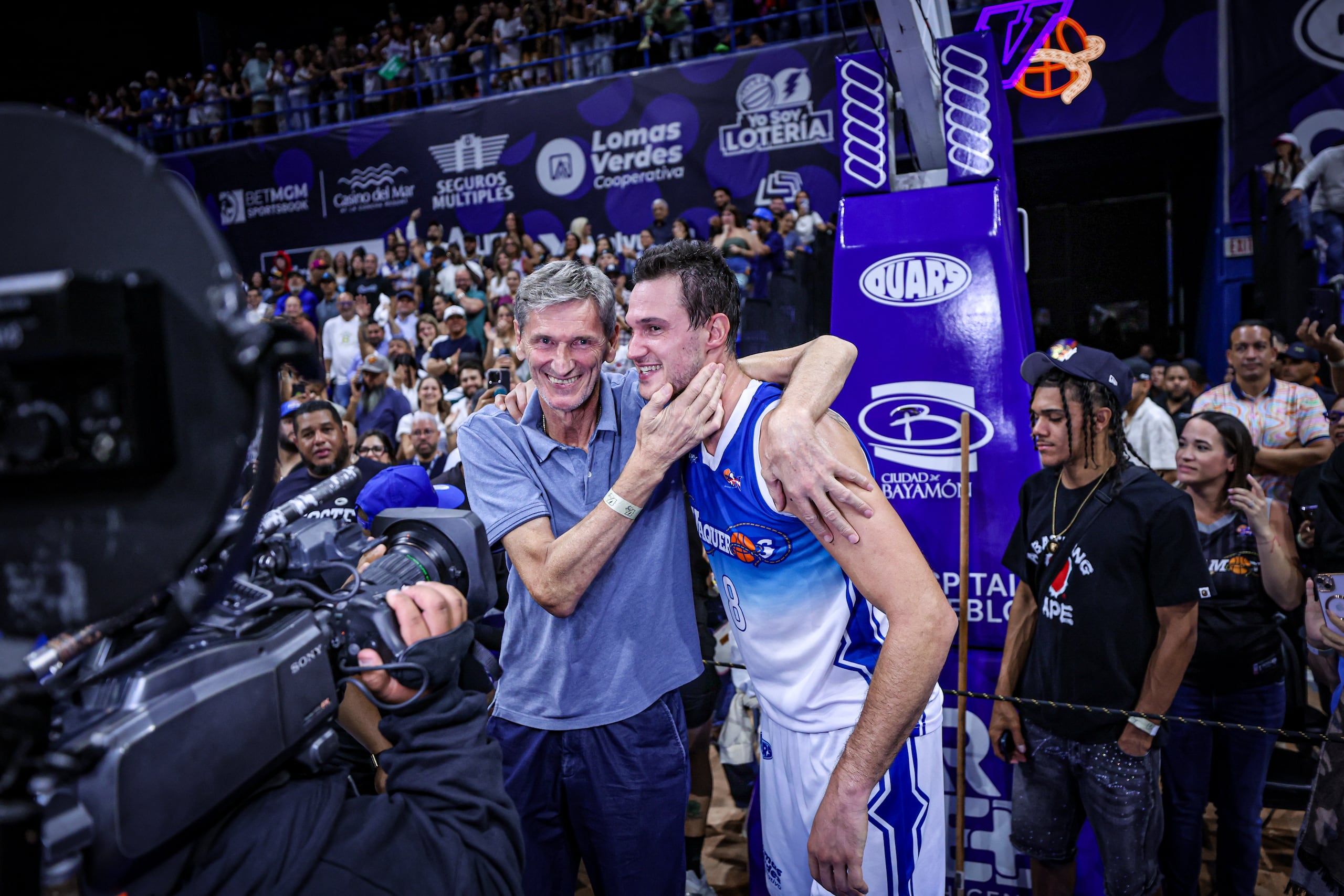 Vittorio Gallinari abraza a su hijo Danilo, campeón del BSN con los Vaqueros de Bayamón.