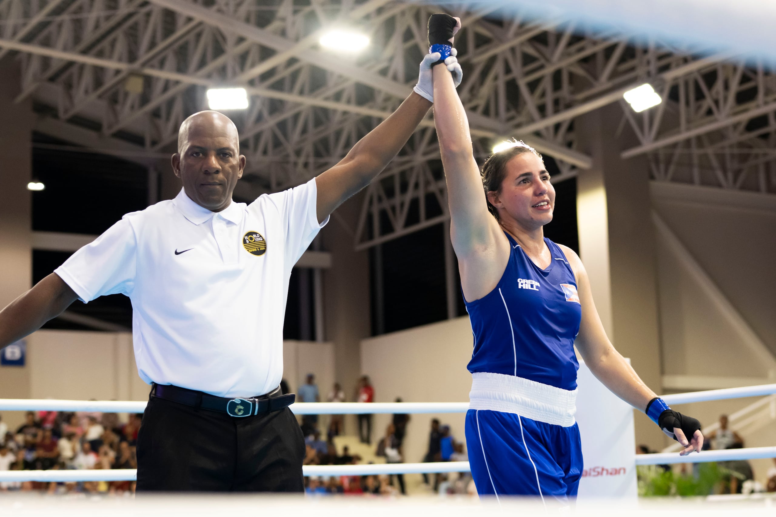Stephanie Piñeiro tras ser declarada ganadora del combate contra la colombiana Shirleidis Orozco en los Juegos Centroamericanos y del Caribe.