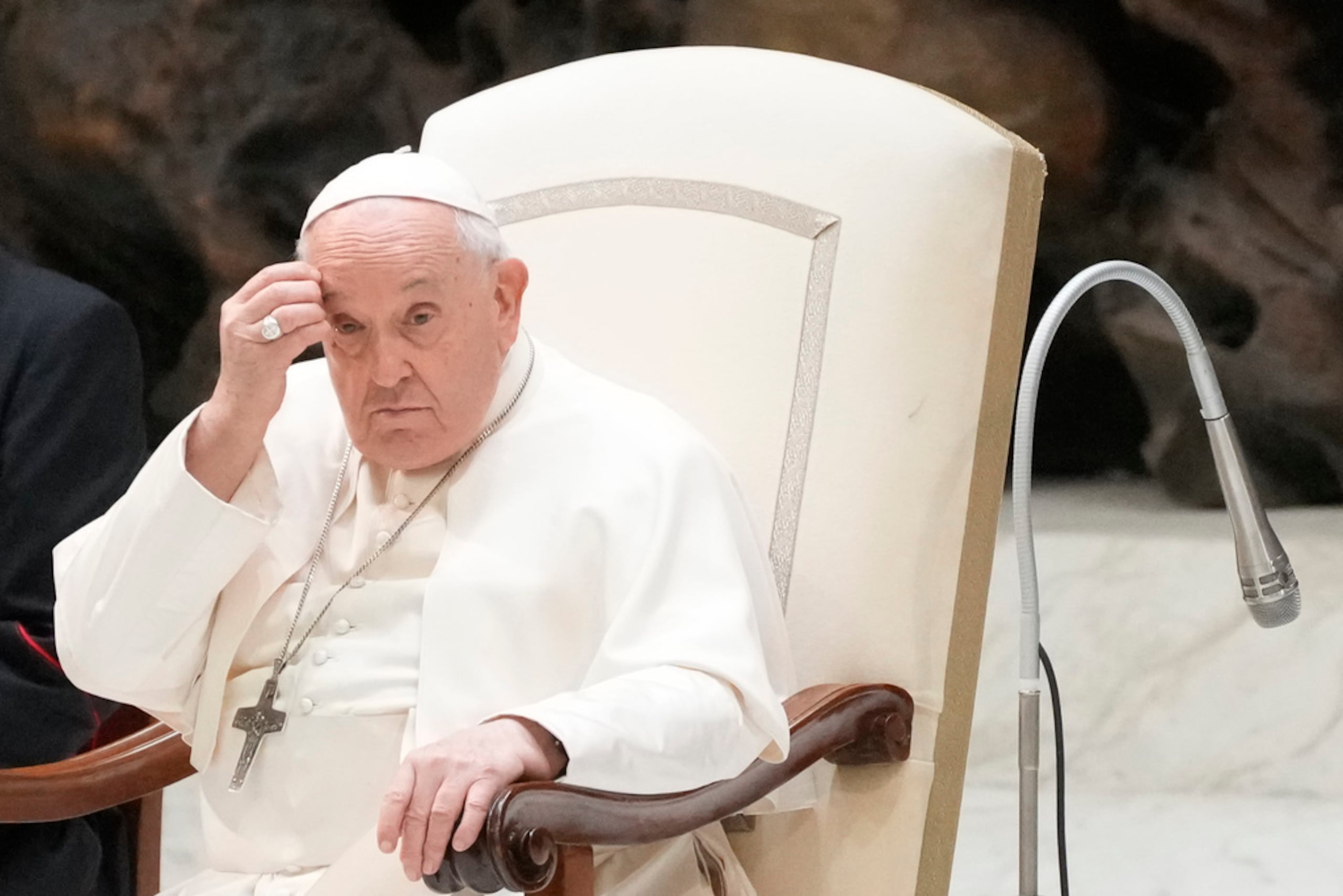 Papa Francisco durante una reunión con participantes del Servicio Internacional de Renovación Carismática Católica, en el salón Pablo VI del Vaticano, el 4 de noviembre de 2023.