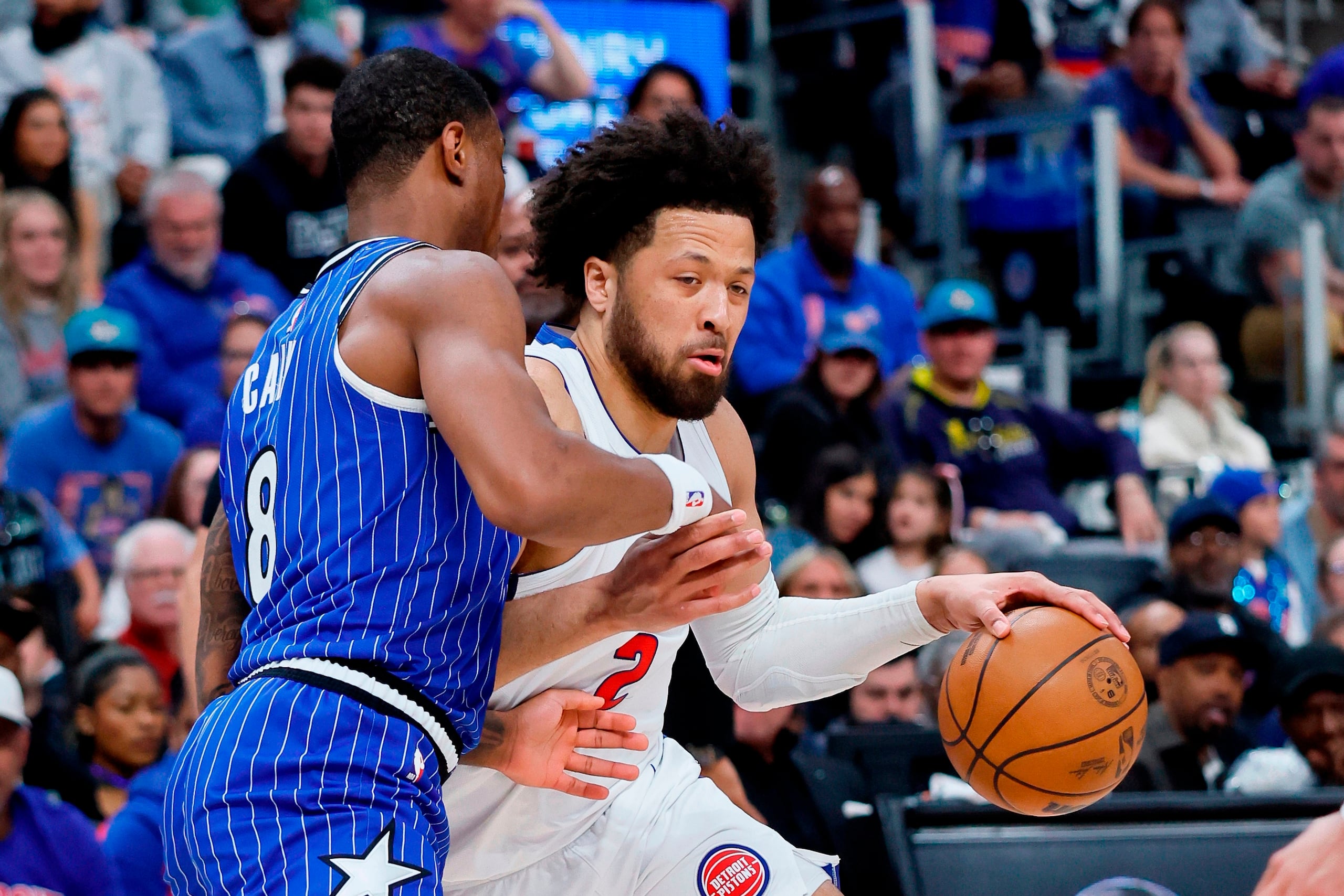 El guardia de los Pistons de Detroit, Cade Cunningham (2), conduce ante el alero de los Magic de Orlando, Jamal Cain (8), durante la primera mitad del Juego 7 de una serie de primera ronda de los playoffs de baloncesto de la NBA, el domingo 3 de mayo de 2026, en Detroit. (Foto AP/Duane Burleson)