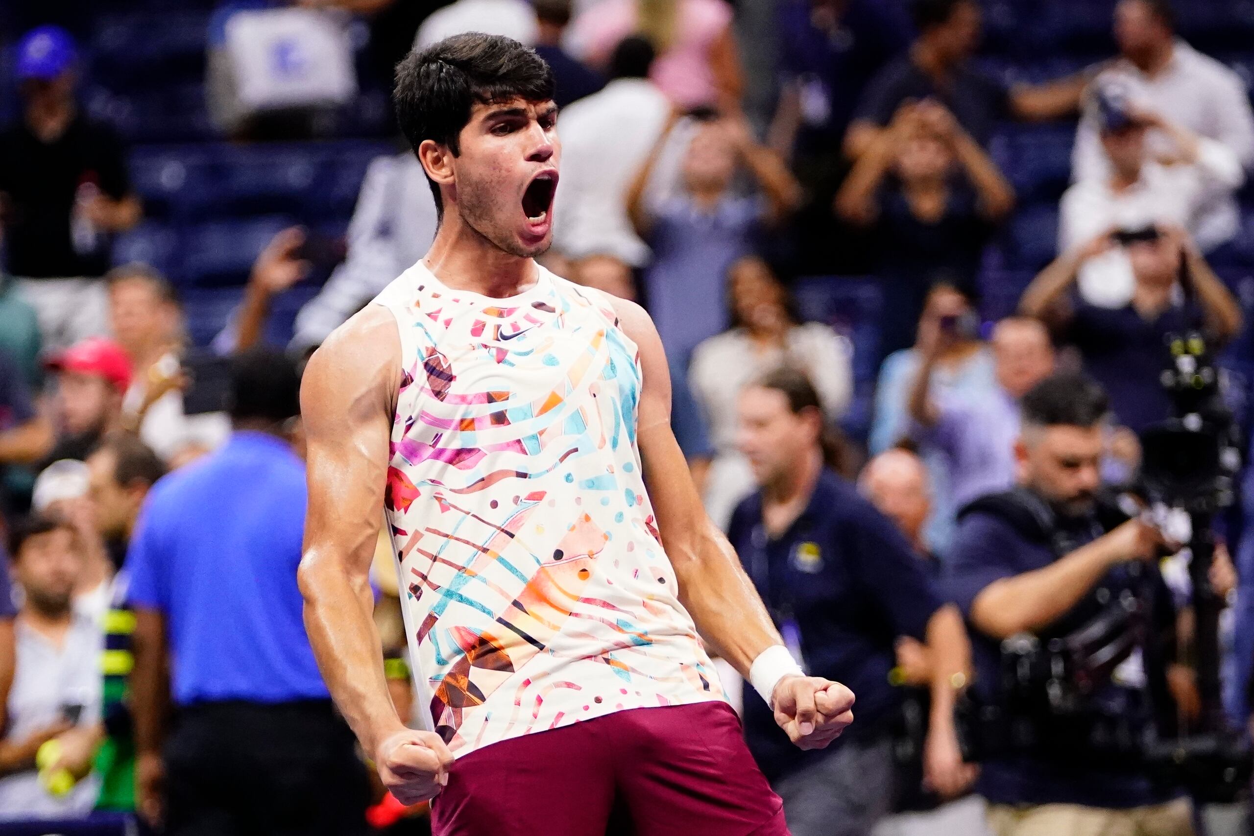 El español Carlos Alcaraz celebra durante el partido contra el alemán Alexander Zverev en los cuartos de final del US Open.