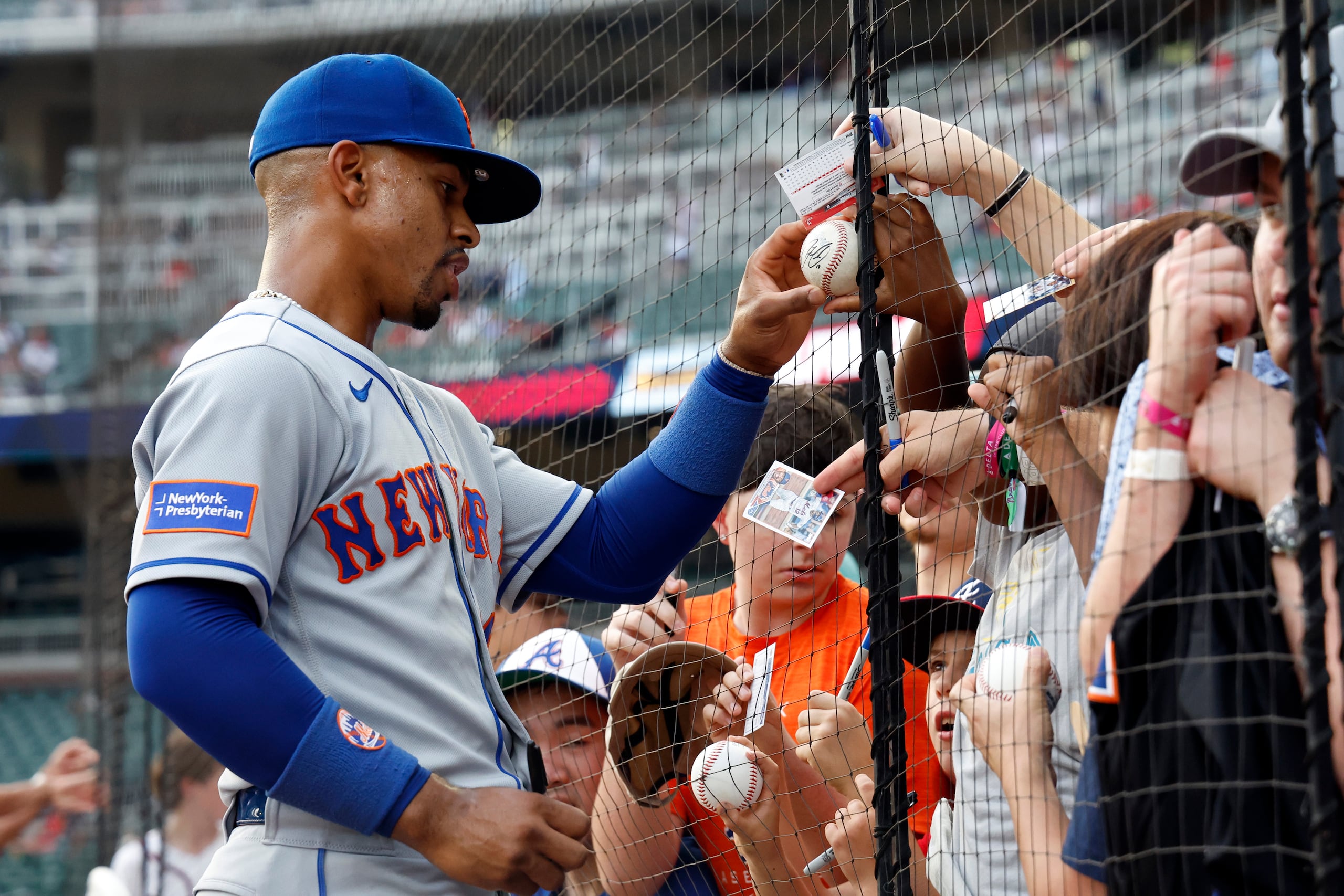 Francisco Lindor aparece aquí firmando autógrafos en el estadio de los Braves de Atlanta, donde actualmente están jugando una serie.