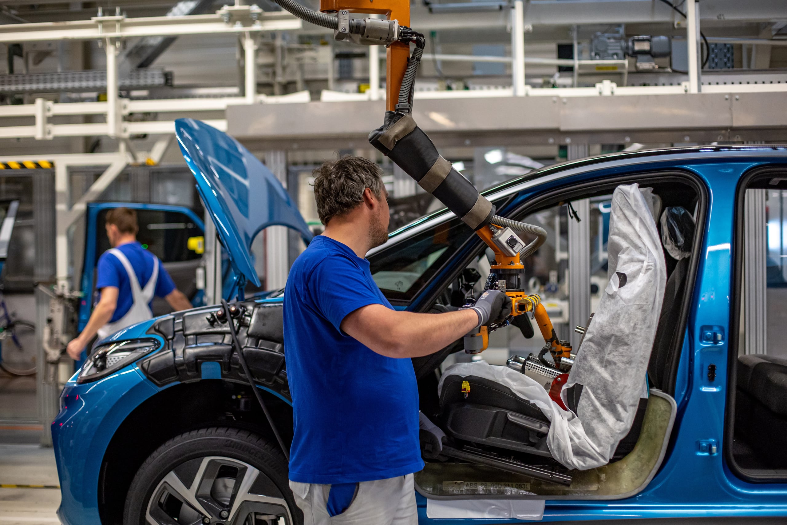 Imagen de archio de un trabajador en una factoría de Volkswagen en la localidad alemana de Zwickau. EFE/EPA/MARTIN DIVISEK