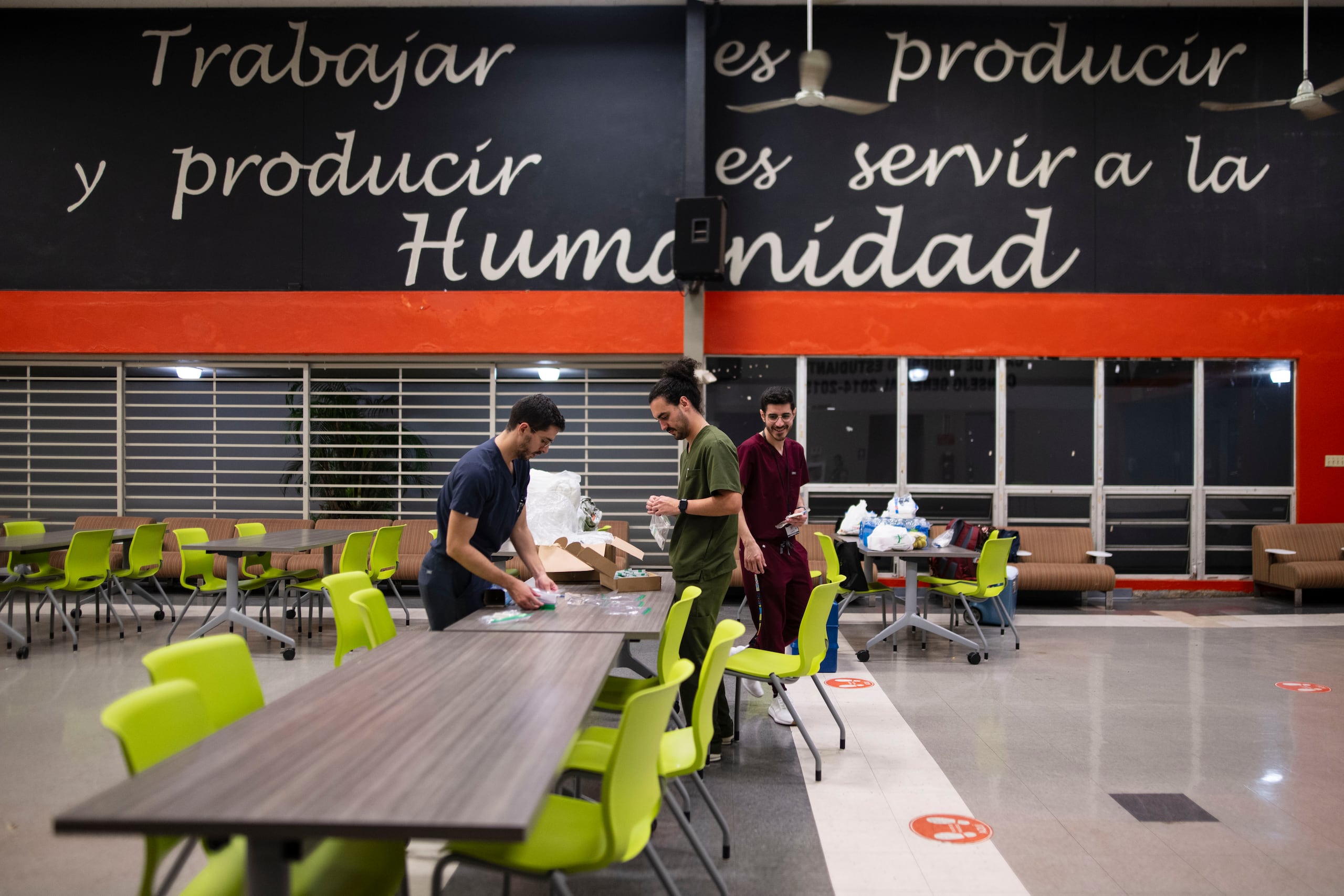 “Recinto pa’ la calle” es una de varias iniciativas de impacto social de estudiantes de Ciencias Médicas de la Universidad de Puerto Rico, Desde la izquierda Javier Fernández, Jorge Padilla y Saúl Sandoval preparan suministros en el centro estudiantil del RCM.