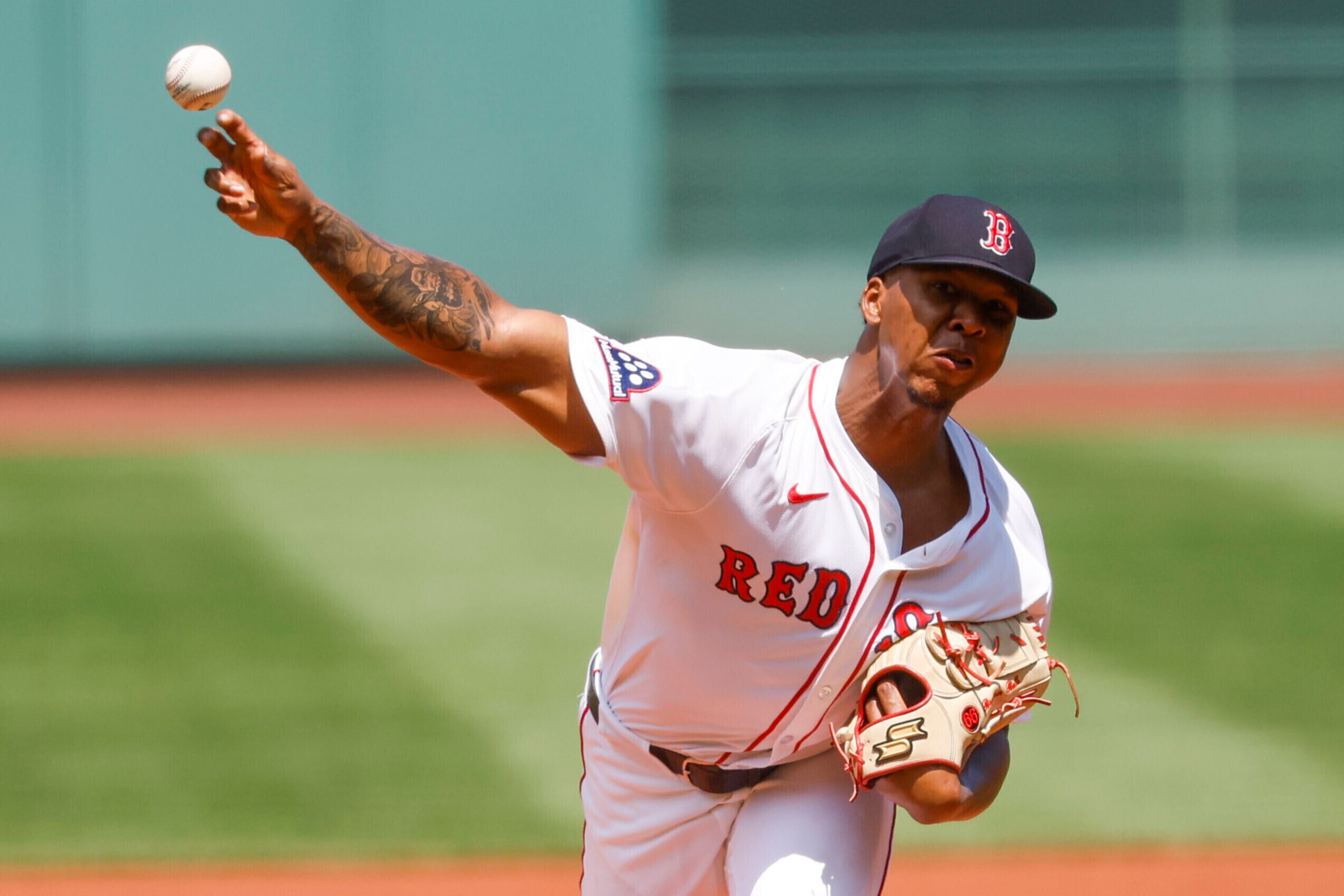 Brayan Bello, de los Red Sox de Boston, trabaja durante la primera entrada del juego de béisbol de Grandes Ligas frente a los Rays de Tampa Bay.