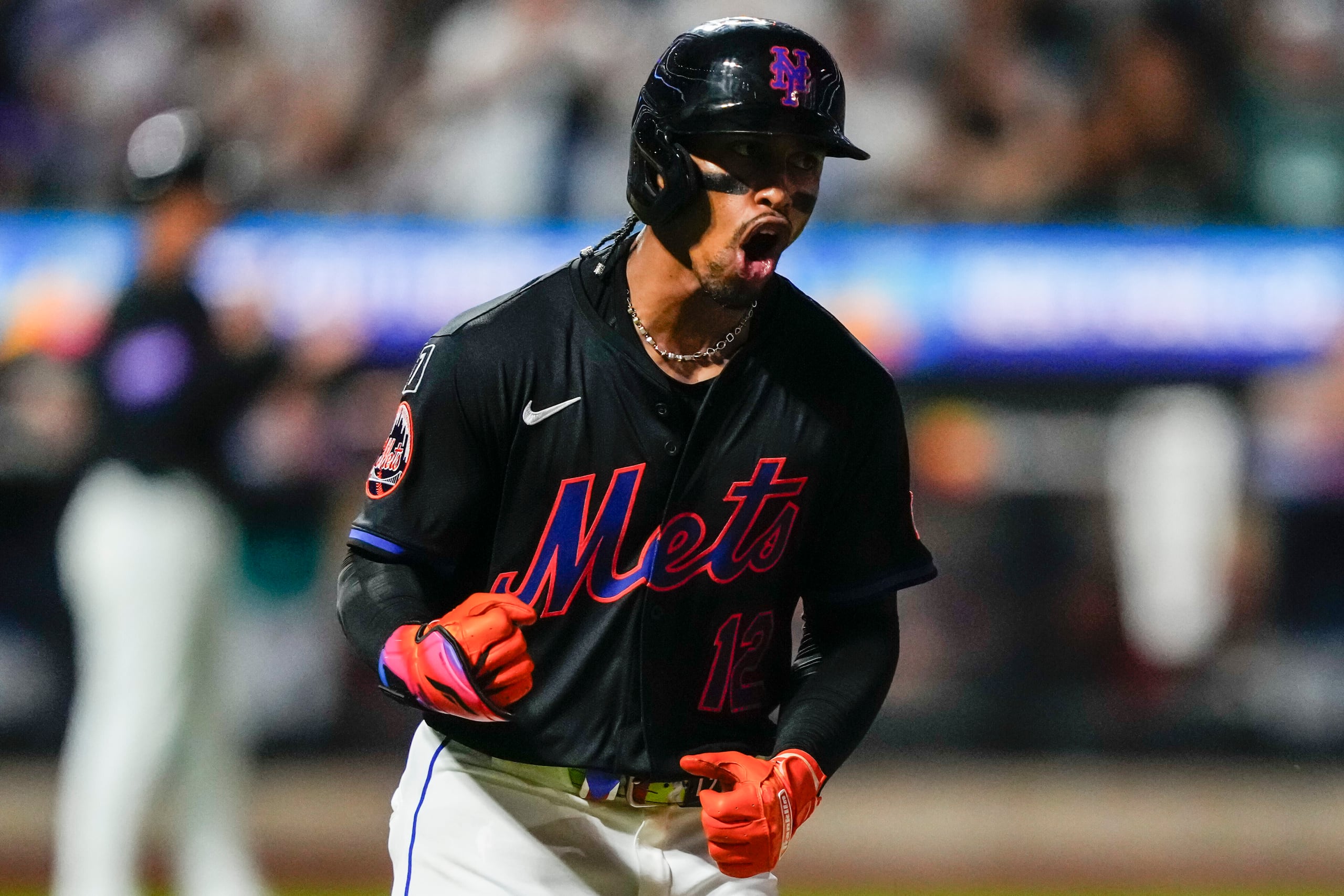 Francisco Lindor tras conectar un jonrón.