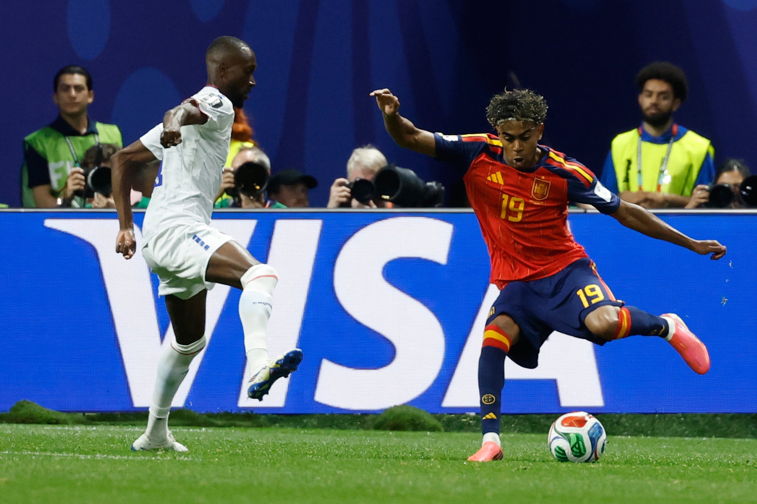 Ni siquiera el ingreso del juvenil astro Lamine Yamal (derecha) para el tramo final alteró la dinámica de la Roja.