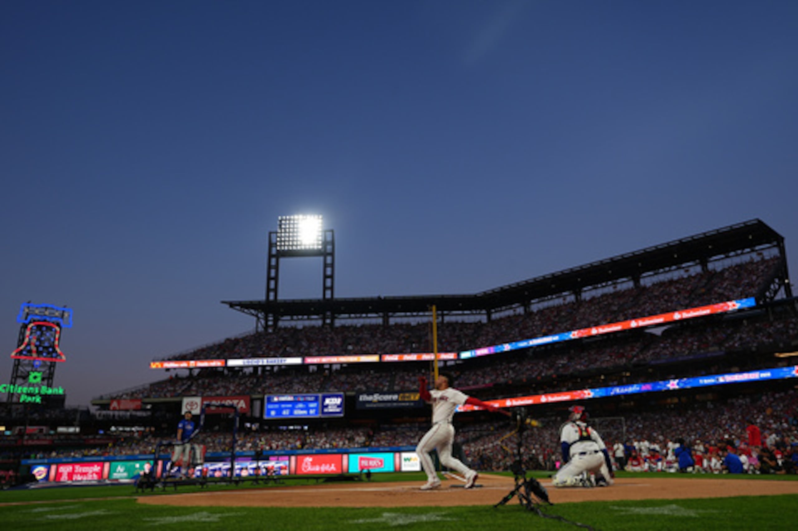 El venezolano Willson Contreras, de los Boston Red Sox, batea en el Derby de jonrones de la MLB el lunes 13 de julio de 2026. (Foto AP/Matt Rourke)