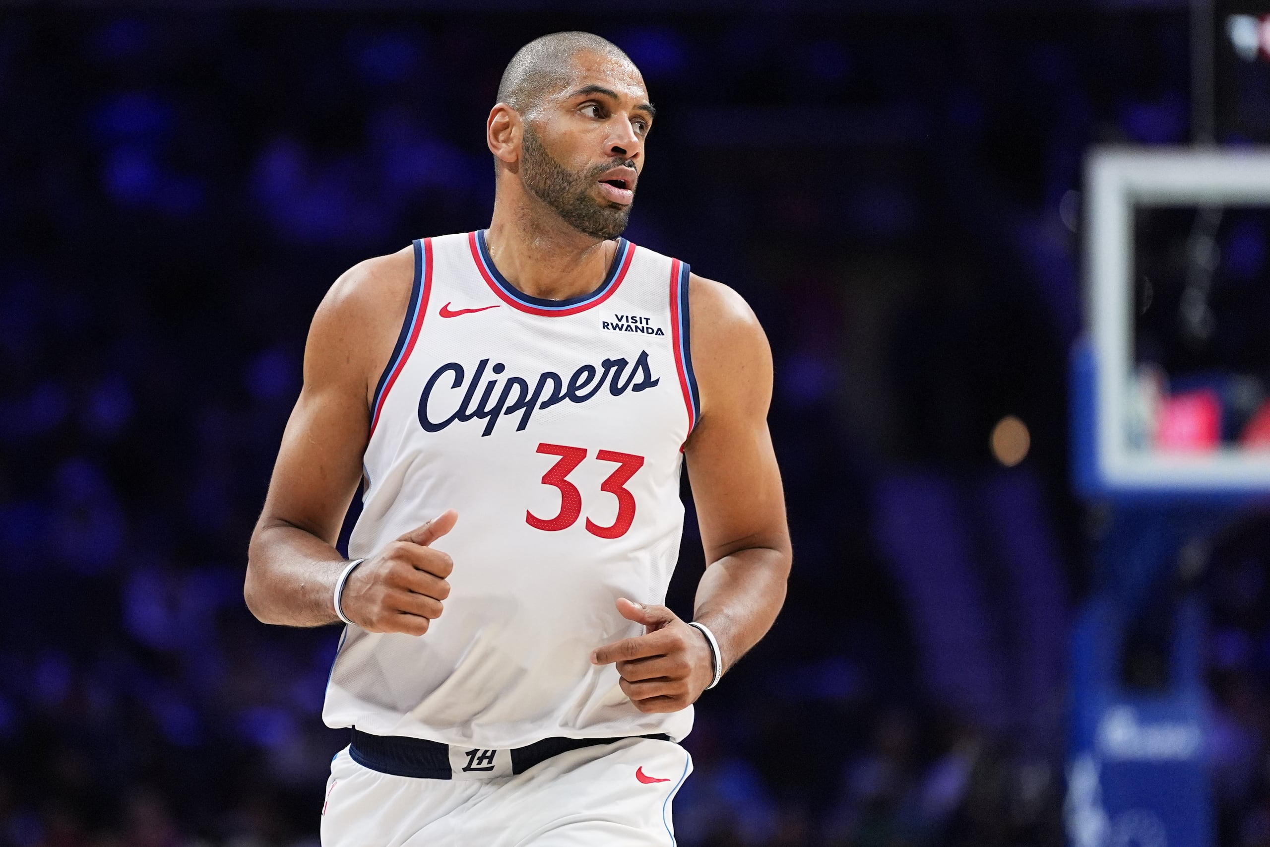 El jugador de los Clippers de Los Ángeles, Nicolas Batum, observa durante un partido de baloncesto de la NBA, el 17 de noviembre de 2025, en Filadelfia. (Foto AP/Matt Rourke, Archivo)