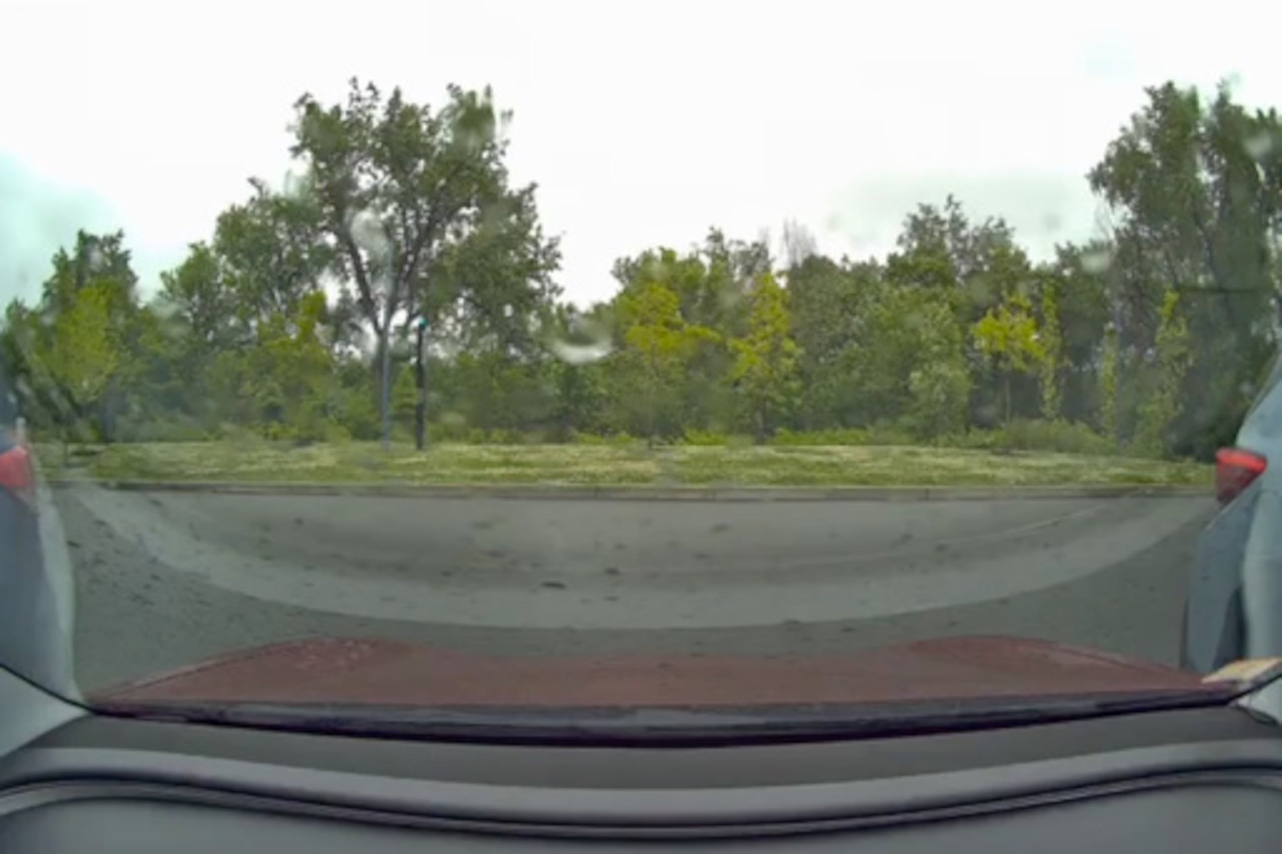 Esta imagen tomada de un vídeo muestra una vista desde la dashcam de un coche cuando un meteorito produjo dos fuertes estampidos sobre Cambridge, Massachusetts, el sábado 30 de mayo de 2026. (Stanley Fung vía AP)