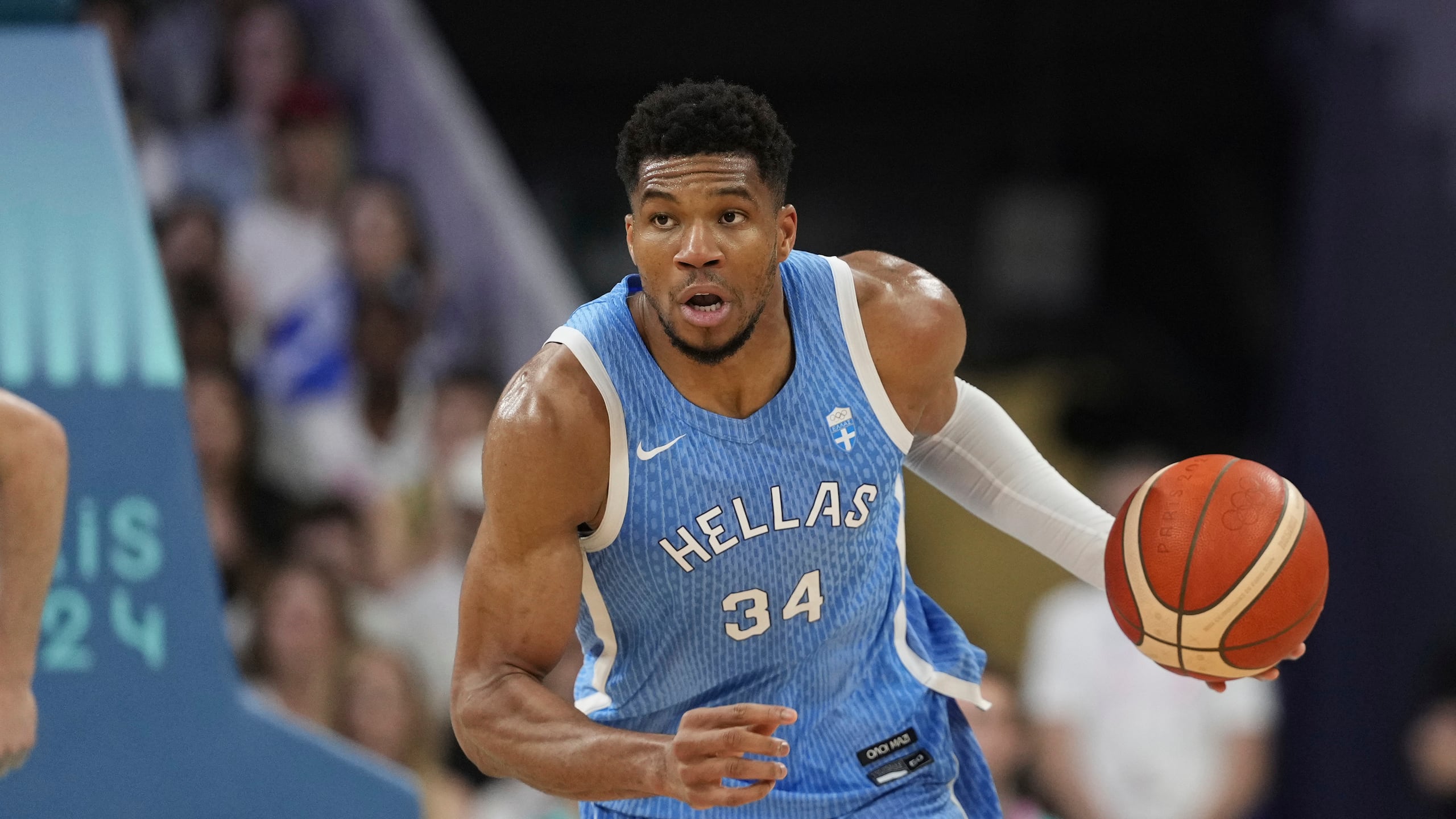 Giannis Antetokounmpo maneja el balón durante el partido contra Australia en los Juegos Olímpicos de París 2024.