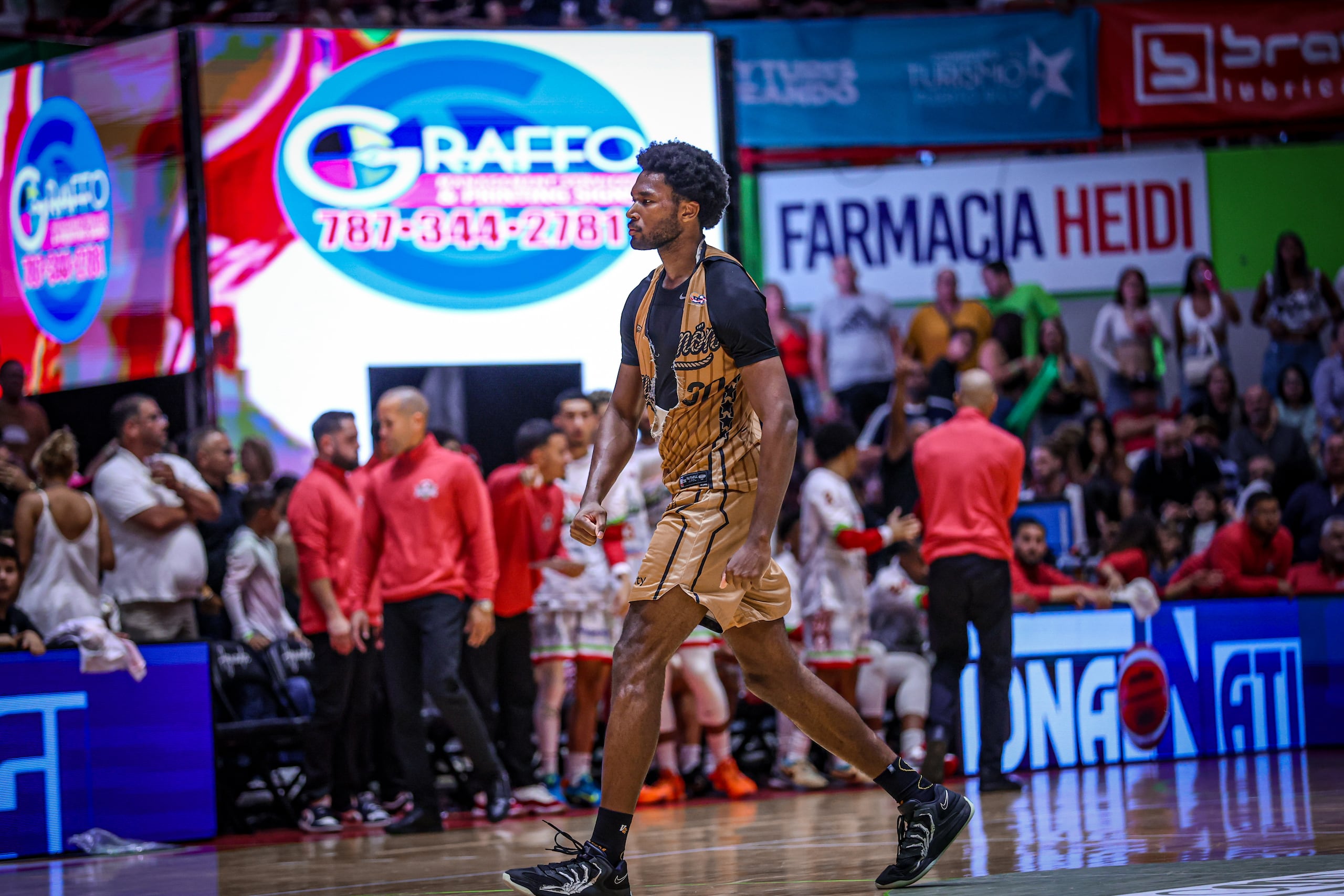 Damian Jones, de los Vaqueros de Bayamón, tras romper su camiseta en el segundo final del BSN.