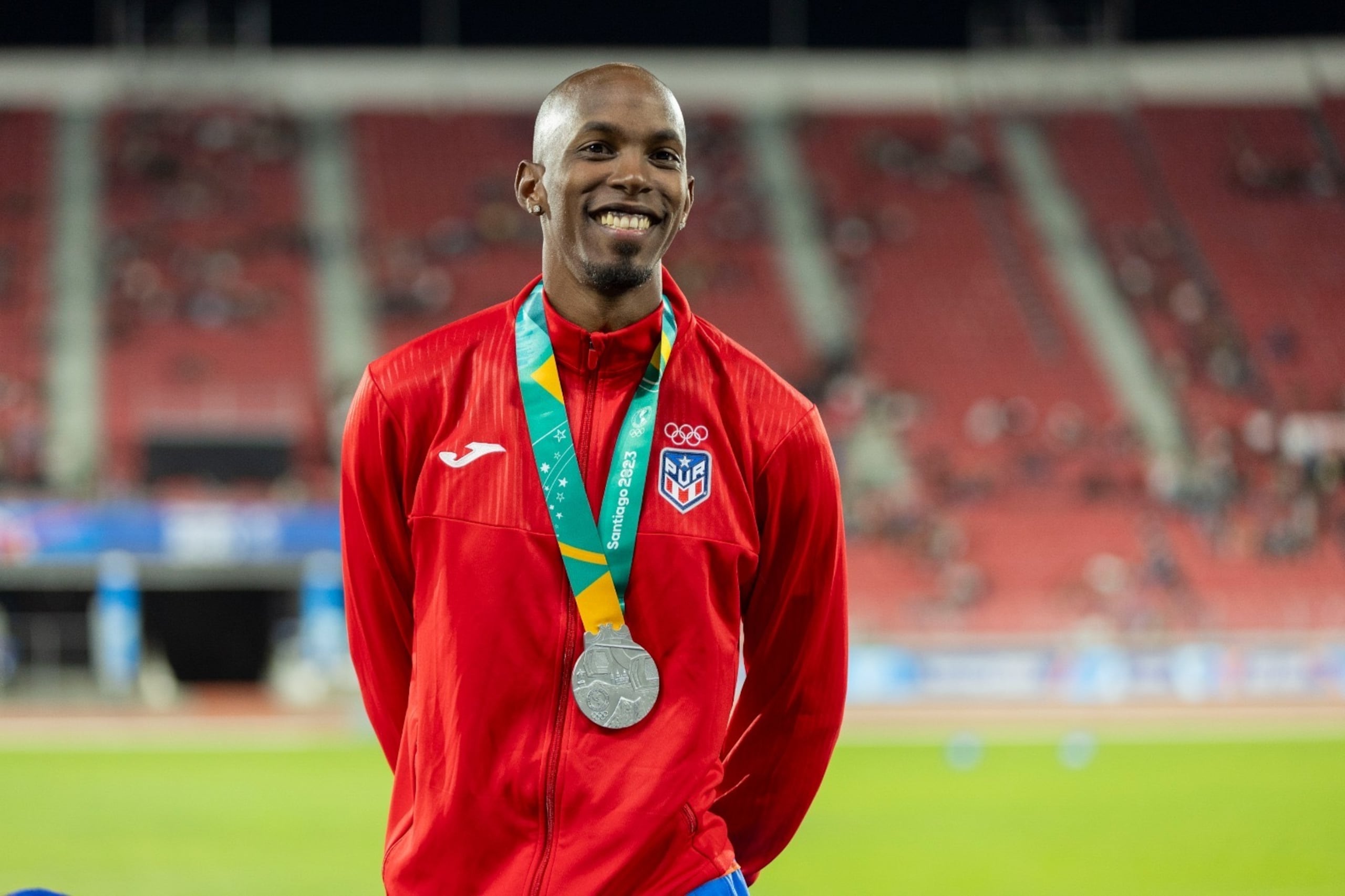 Luis Joel Castro recibe su medalla de plata en los Juegos Panamericanos de Santiago 2023.