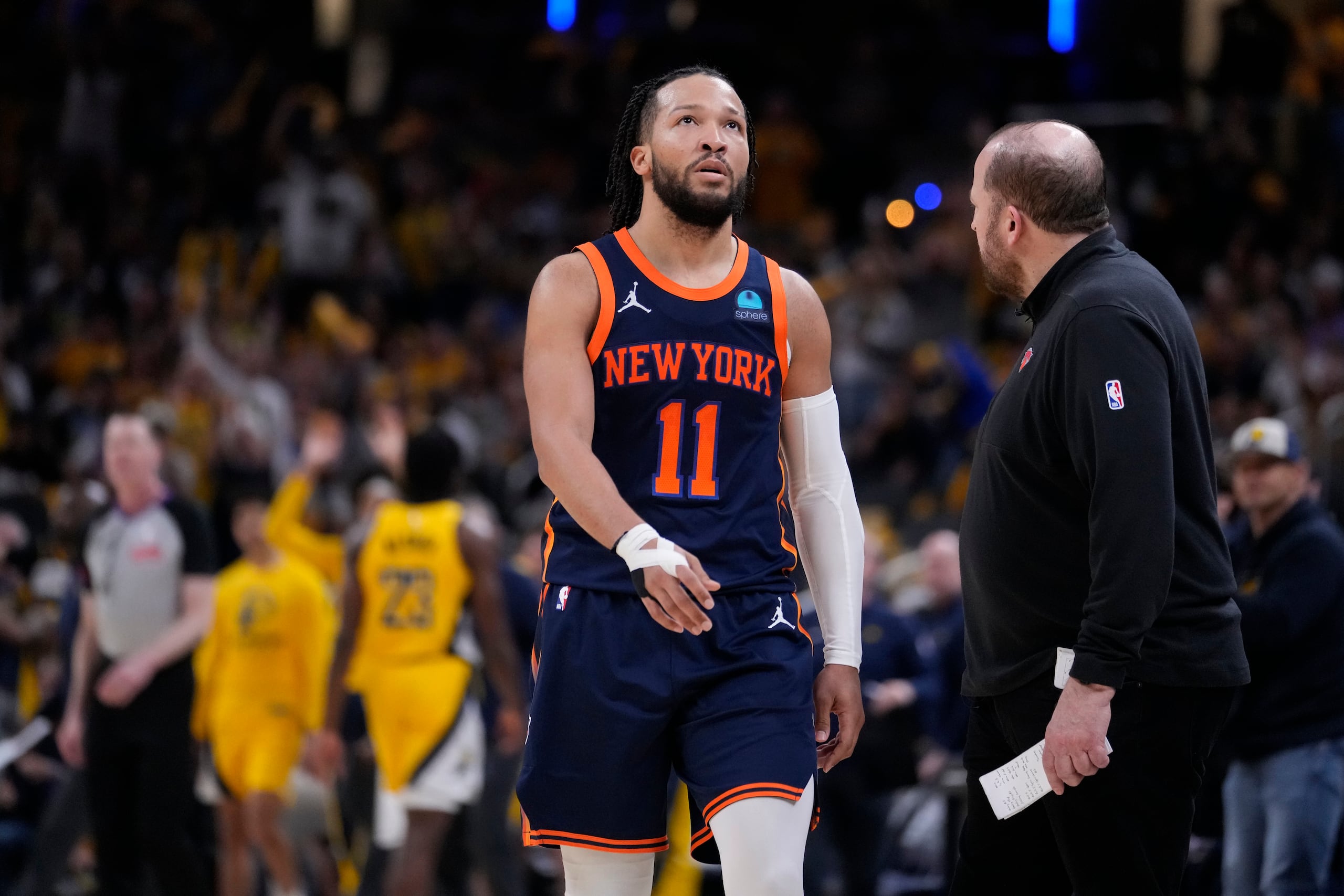 Jalen Brunson camina al banco y su rostro evidencia incredulidad ante lo que vivían los Knicks sobre la cancha.