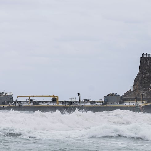 FOTOS: Barcaza sigue peleando con las fuertes olas cerca de El Morro