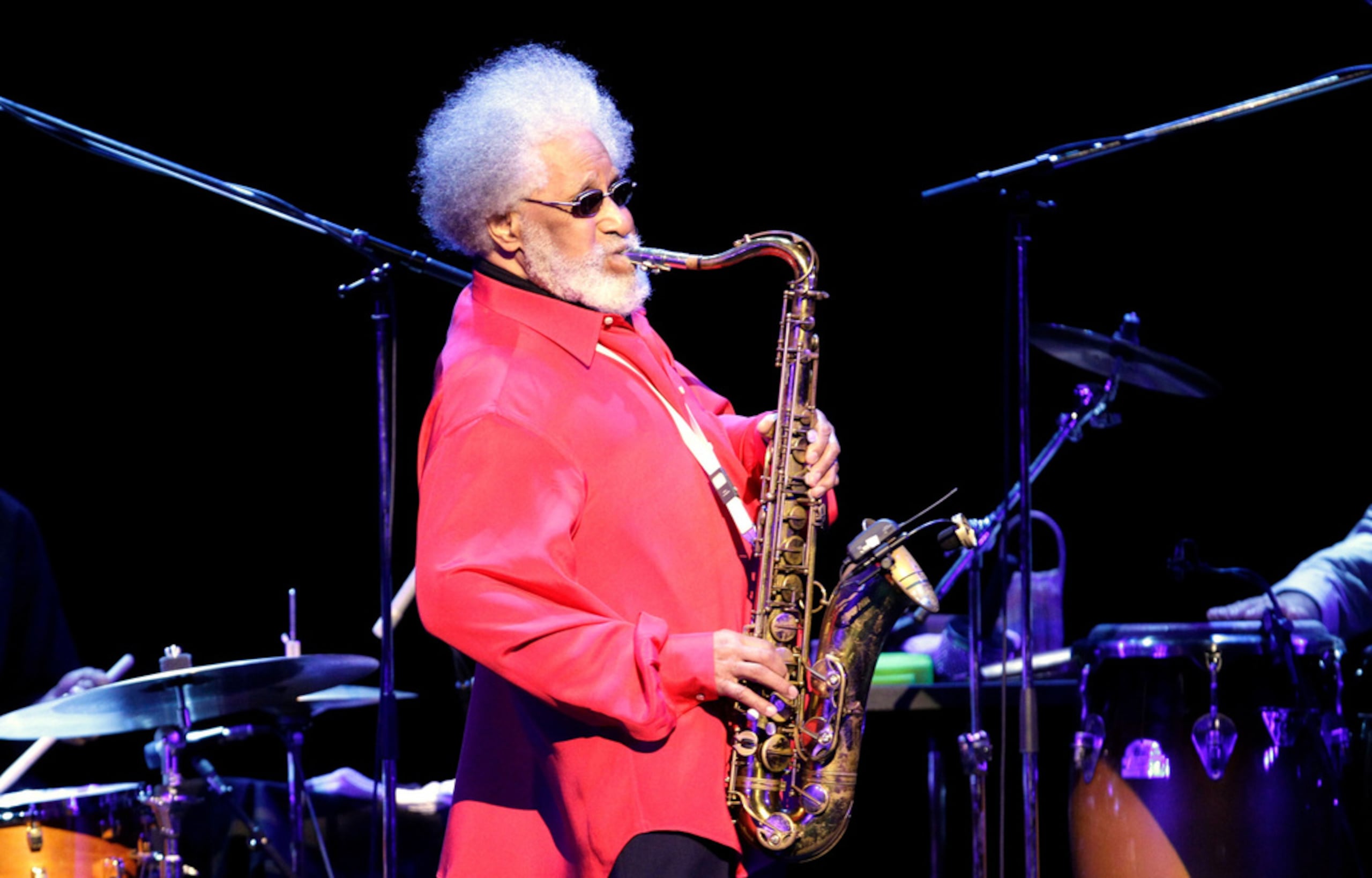 El jazzista Sonny Rollins toca durante un concierto el 4 de octubre de 2010, en Tokio.