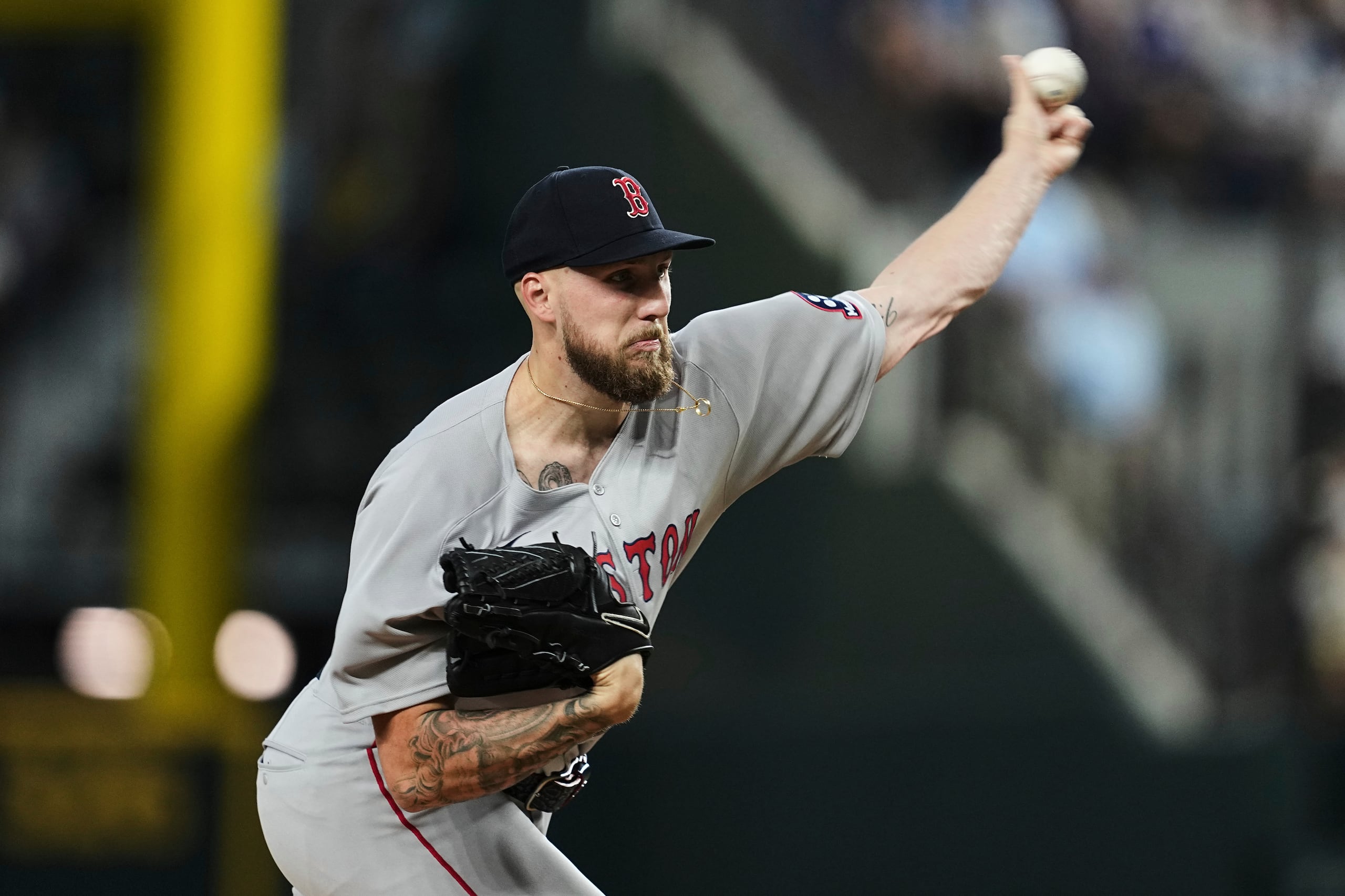 El lanzador de los Red Sox de Boston, Garrett Crochet, lanza en la primera entrada del primer juego de la temporada ante los Rangers de Texas el jueves 27 de marzo del 2025.