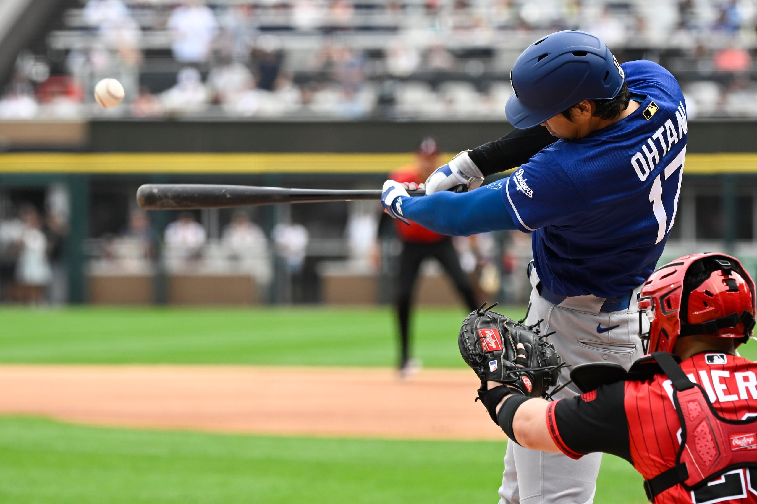 El japonés Shohei Ohtani (17), de los Dodgers de Los Ángeles, batea un jonrón durante el primer turno del partido.