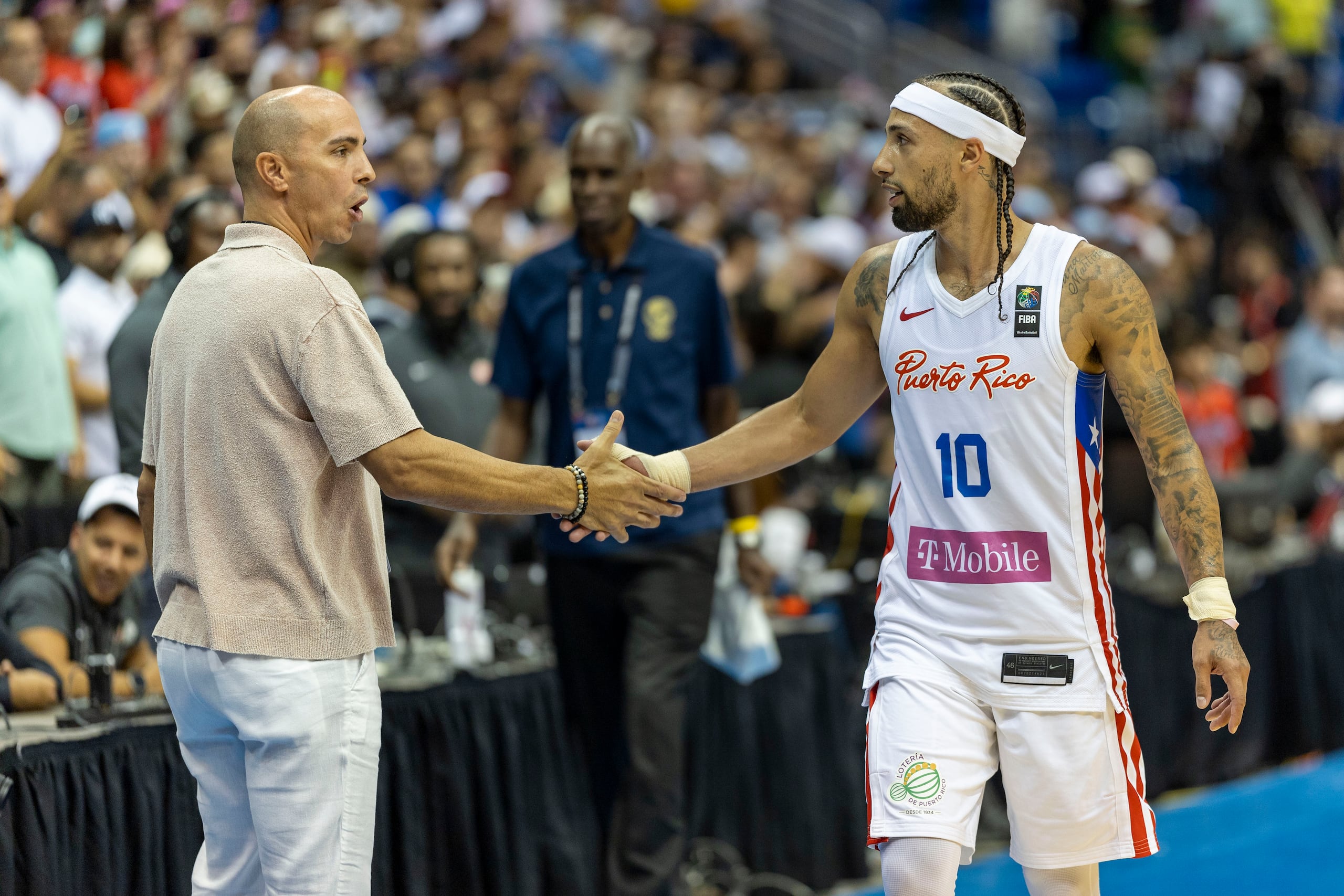 Intercambios como éste en cancha fueron frecuentes durante el Preolímpico entre el gerente general Carlos Arroyo (izquierda) y los jugadores de la Selección, como José Alvarado (10).