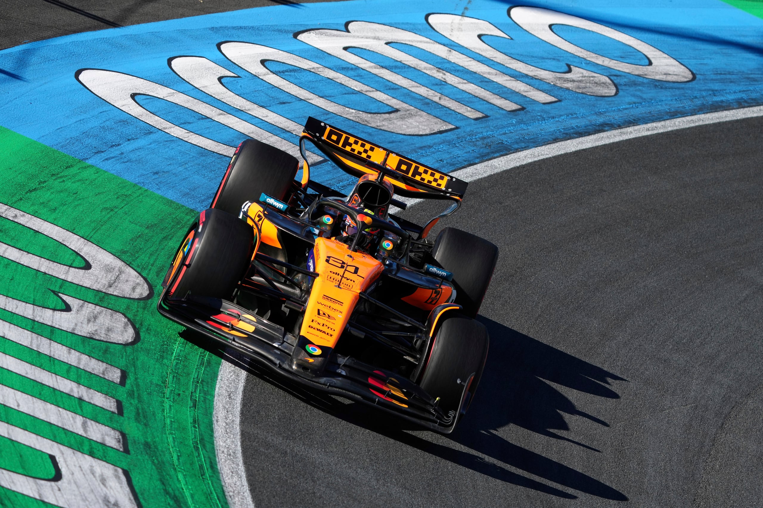 El piloto australiano de McLaren, Oscar Piastri, en acción durante la clasificación del Gran Premio de Países Bajos de Fórmula 1.
