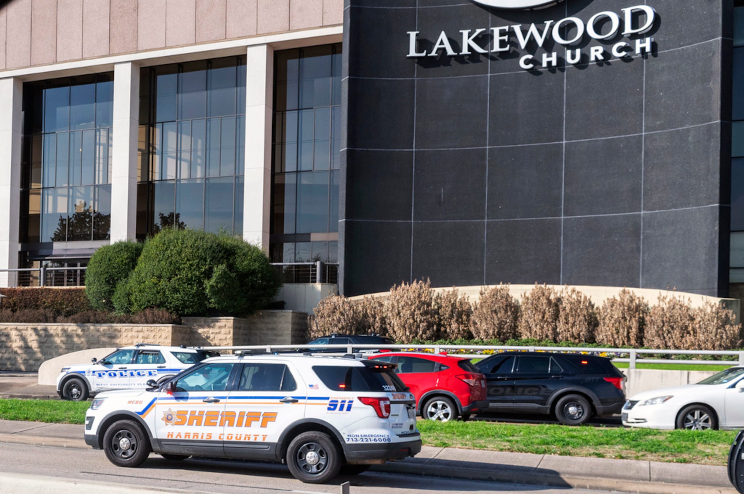 A la Iglesia Lakewood asisten 45,000 personas semanalmente, lo que la convierte en la tercera megaiglesia más grande en los Estados Unidos, según el Instituto Hartford para la Investigación de la Religión.