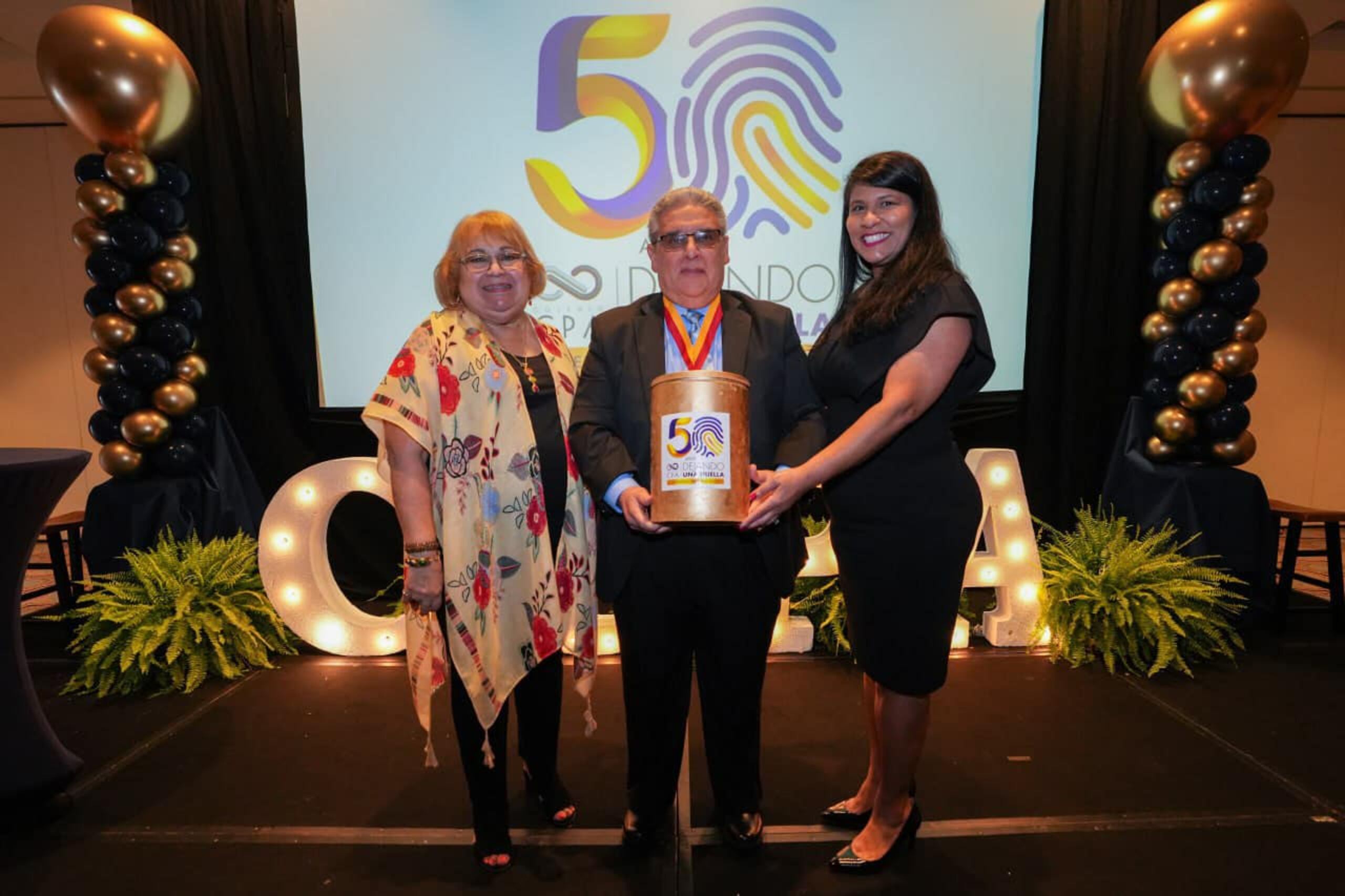 Edna Jiménez, exdirectora ejecutiva del Colegio; CPA Juan Flores Galarza, expresidente del Colegio y presidente del Comité de la Celebración de los 50 años; y CPA Aixa González Reyes, presidenta del Colegio de CPA; presentan la cápsula del tiempo que se abrirá en diez años.