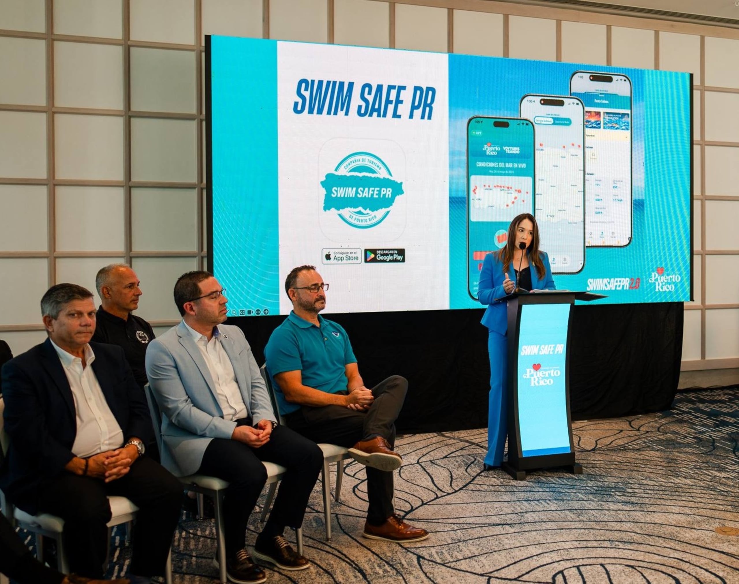 Willianette Robles Cancel, directora de Turismo, presenta las aplicaciones móviles del Swim Safe PR.