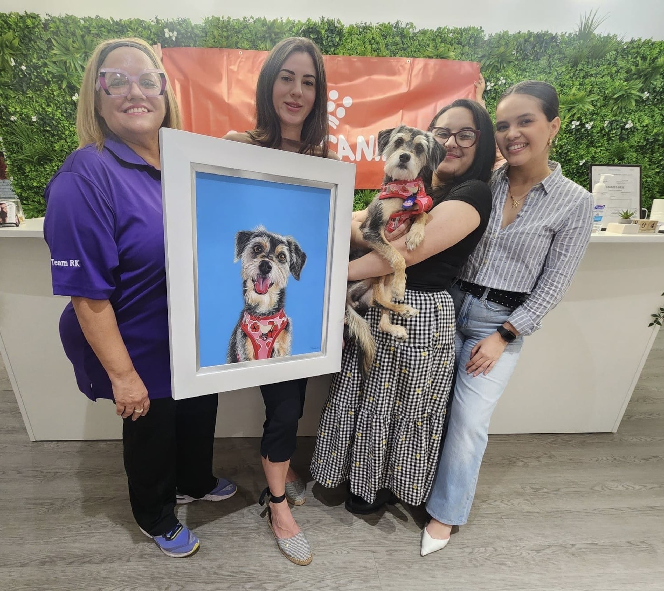 Desde la izquierda Sharon Deliz, vicepresidenta de Rabito Kontento; la artista Michaela Soto; la ganadora Yentl Viera con Obi en brazos; y Carolina Menéndez, directora de mercadeo de Royal Canin.