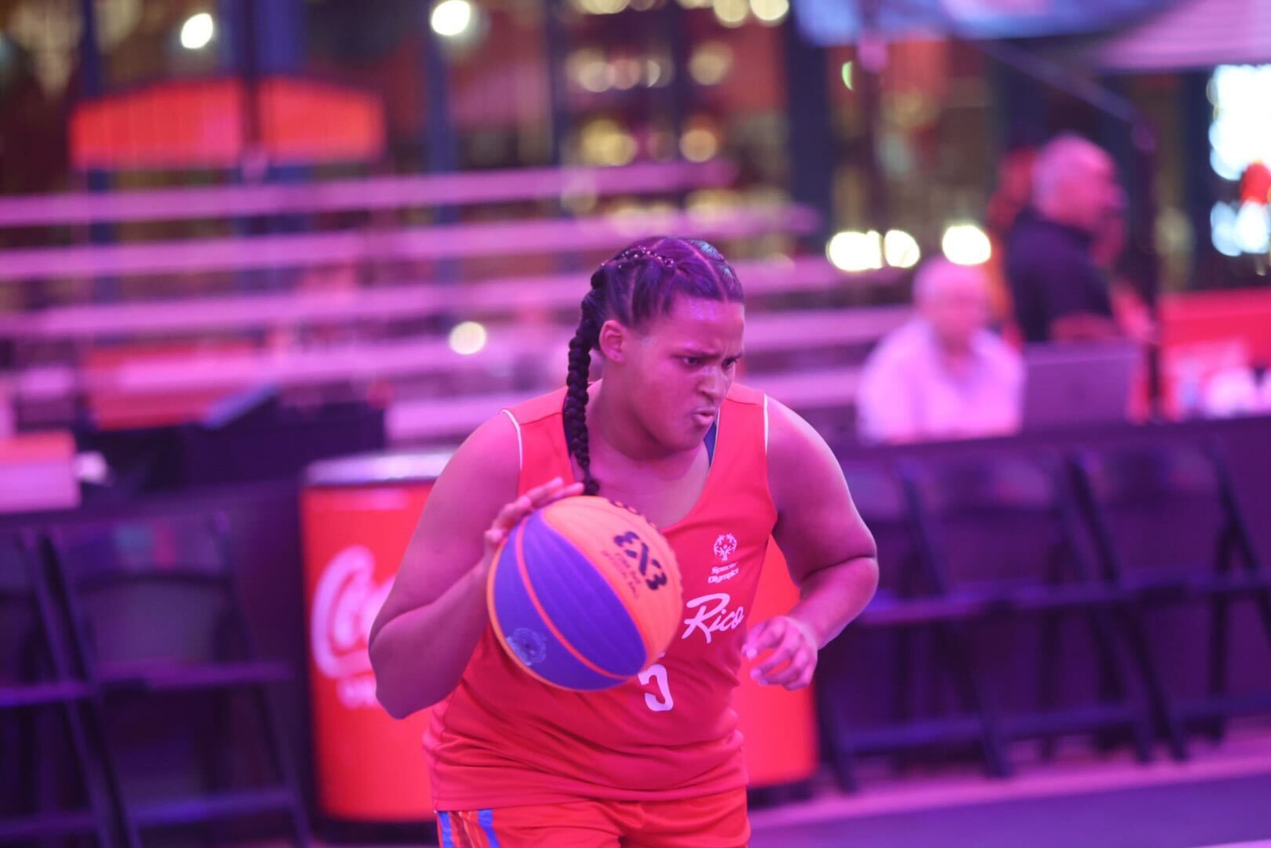 Esmeralda Encarnación maneja el balón.