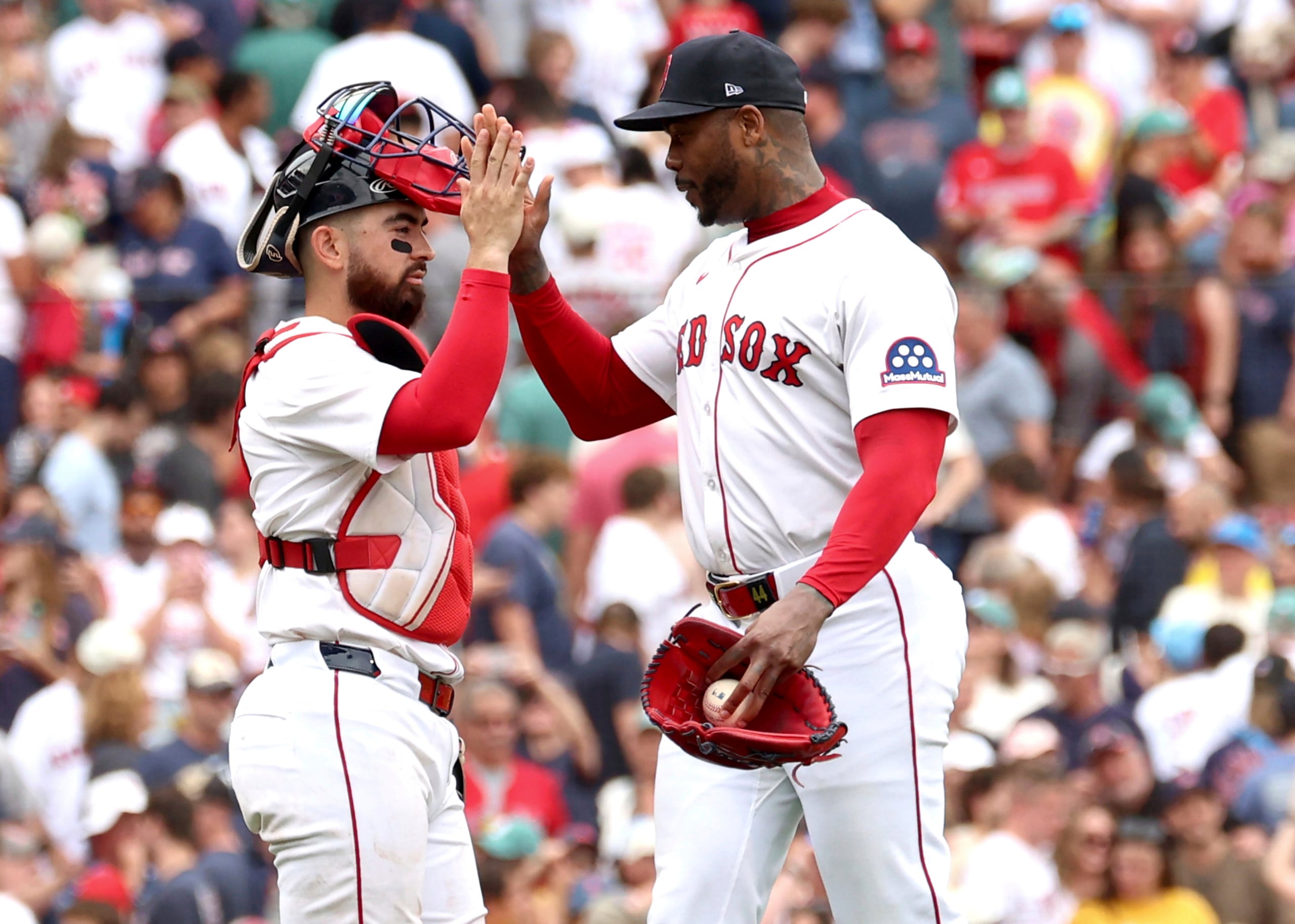 El cátcher de los Red Sox de Boston, Connor Wong, le da los cinco al pitcher Aroldis Chapman en el encuentro ante los Guardianes de Cleveland el lunes primero de septiembre del 2025. (AP Foto/Mark Stockwell)