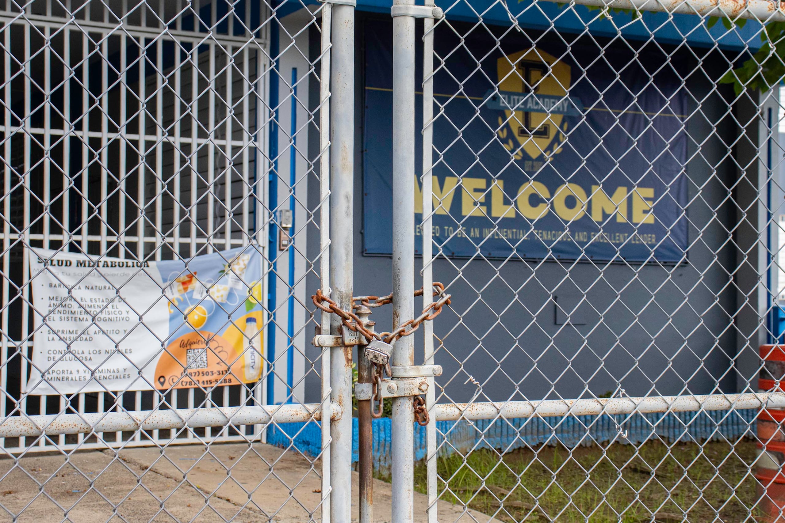 San Juan, Puerto Rico (3de julio de 2025). Puerto Rico Hoy. Recorrido porel exterior de Elite Academy en Bayamón, Puerto Rico, después de su cierre abrupto. En la foto, candado y cadena en portón de la entrada de Elite Academy en Bayamón, Puerto Rico. Foto por Enrique Muchacho/Especial para El Nuevo Día.