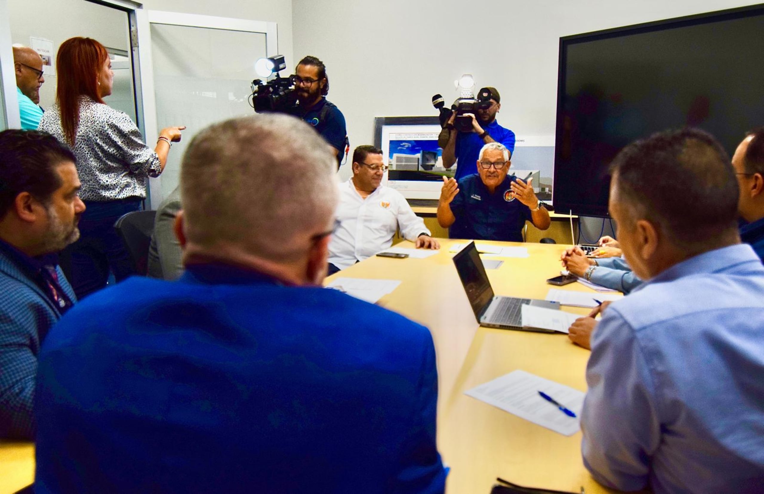 Tirado, se reunió con el secretario del DSP, Alexis Torres y otros funcionarios, quienes le explicaron que el gobernador no firmó el proyecto porque tiene problemas técnicos con el vocabulario ya que conflige con el Plan de Ajuste Fiscal.
