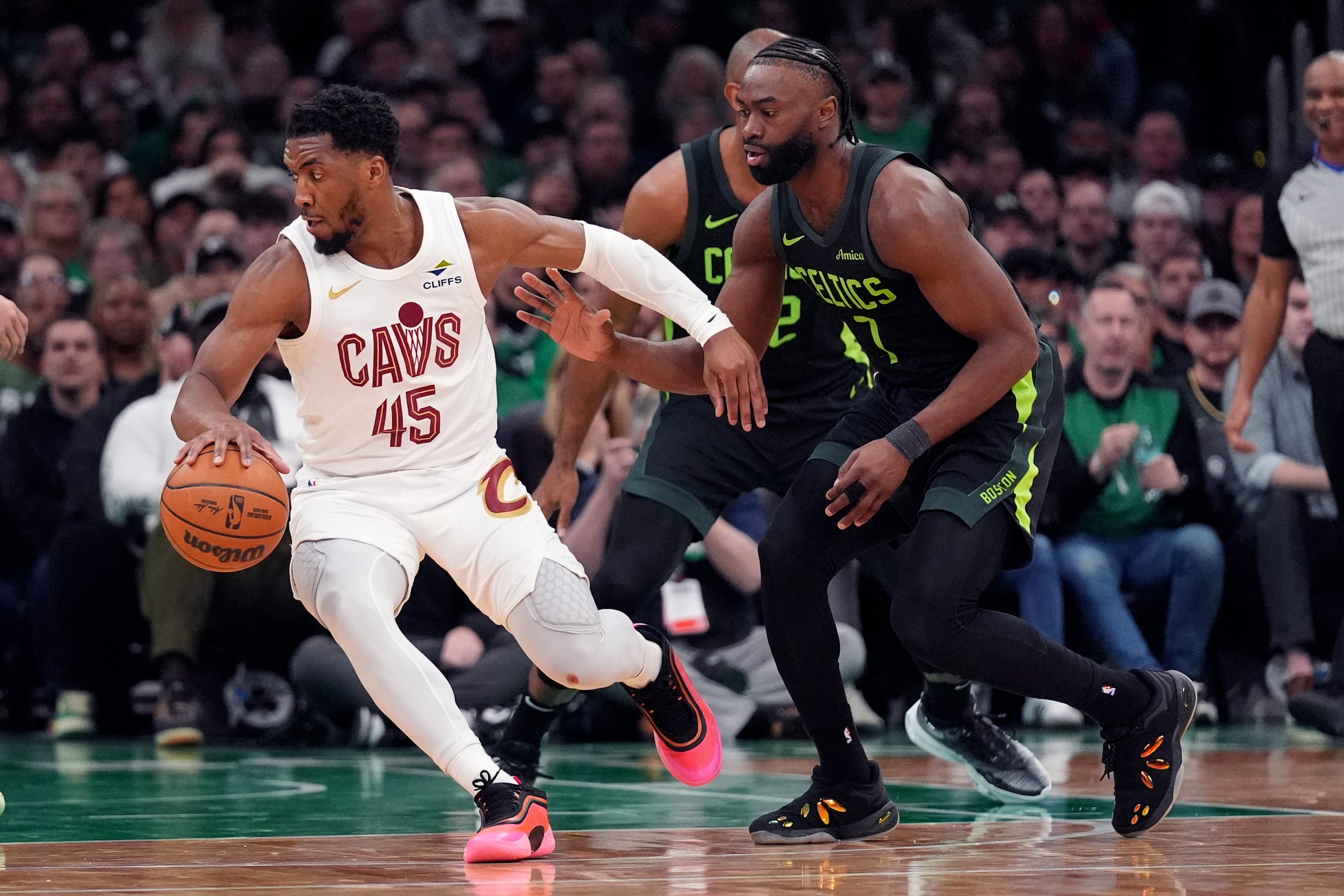 Donovan Mitchell (45) cargó la ofensiva de los Cavaliers en la victoria ante los Celtics.