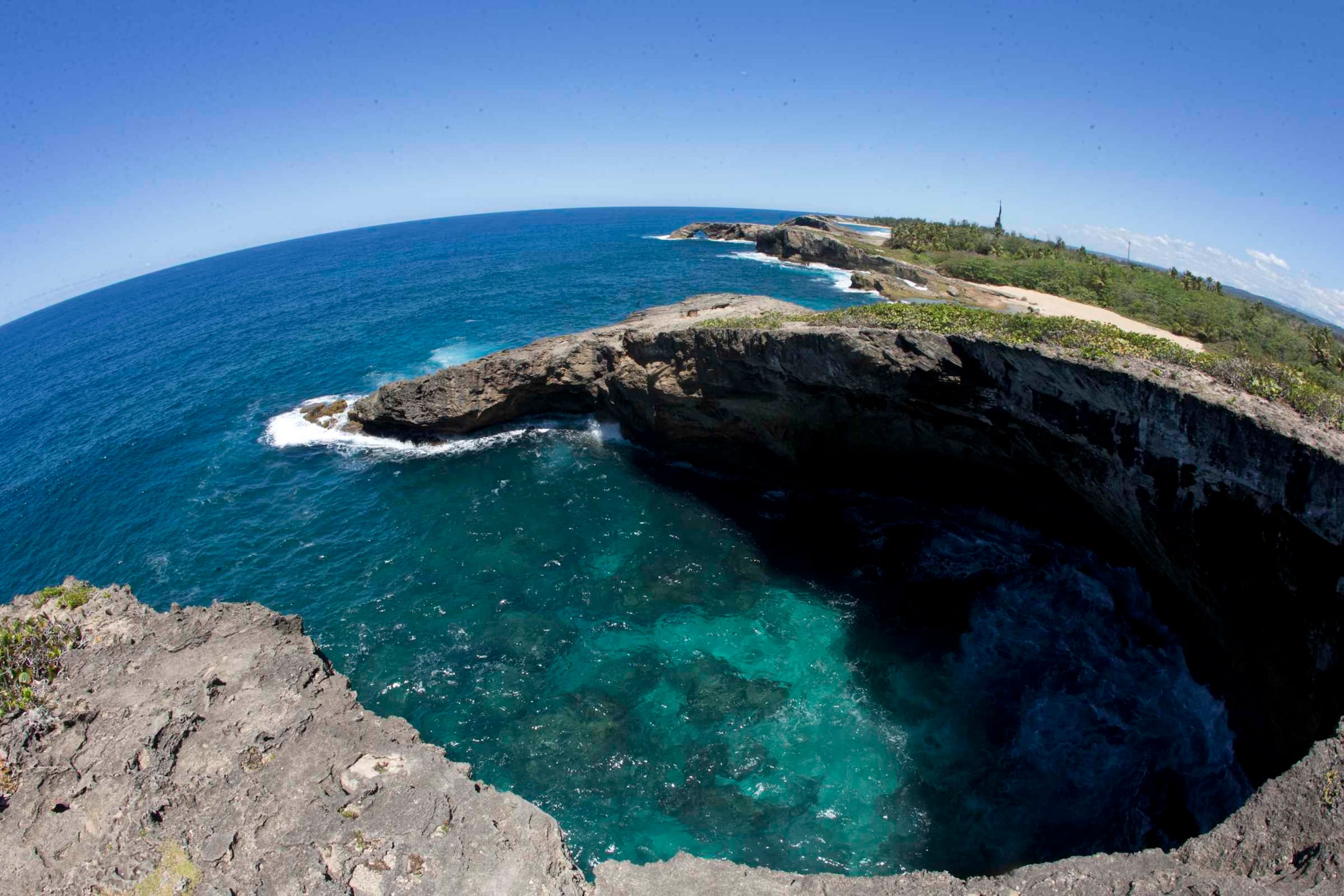 El acceso más fácil a la reserva natural Cueva del Indio, en Arecibo, es a través de una finca privada, cuyo dueño cobra una tarifa de $5 a quienes quieran estacionarse allí