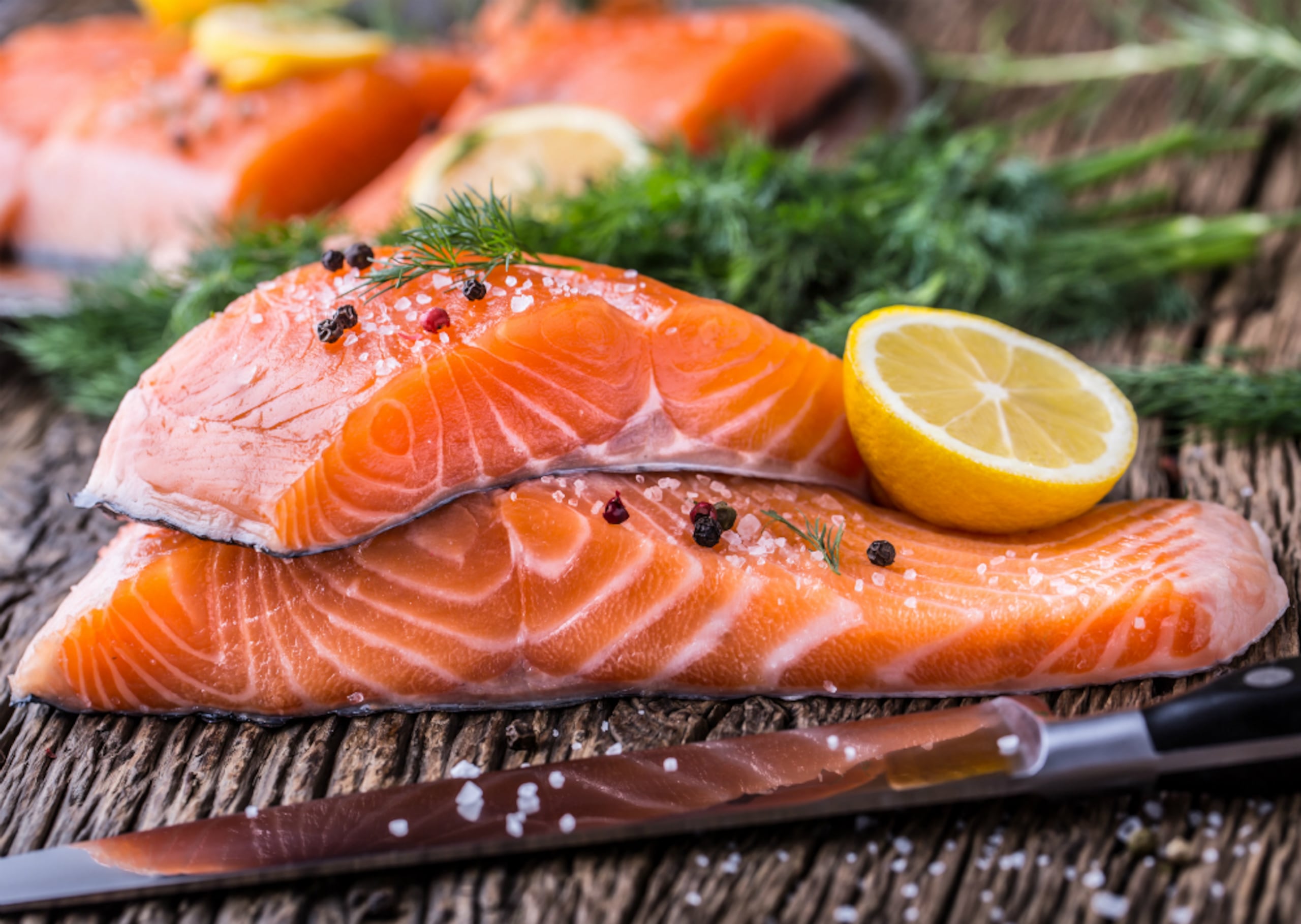 Elige fuentes proteicas saludables: Añade a tu plato proteínas magras como son el pavo, carne de vaca en corte de filete, quesos con 3 gramos de grasa o menos, claras de huevo, pescados como el salmón, tilapia, atún, chuletas de cordero aves de corral sin piel, entre otras opciones.