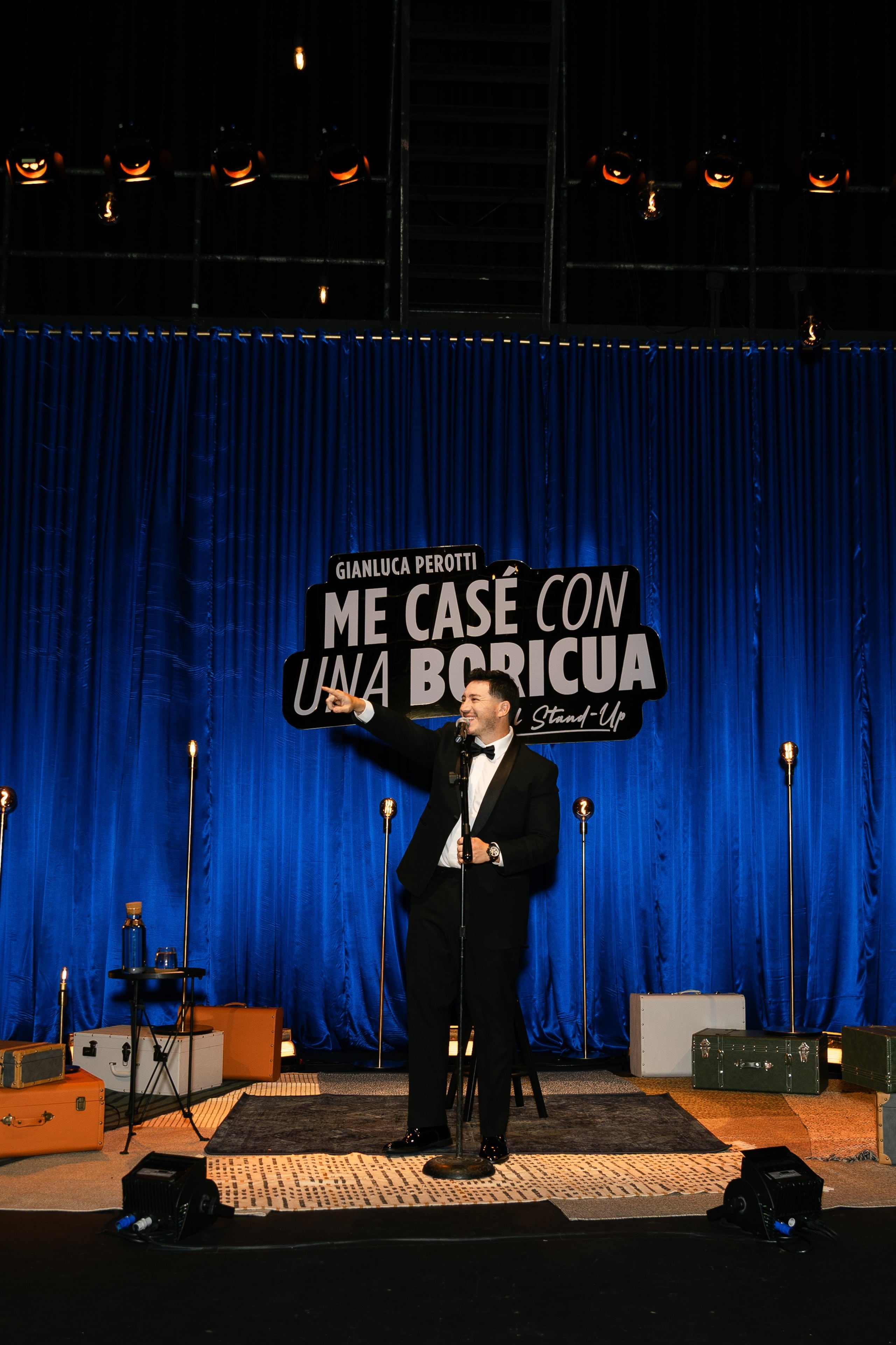 El espectáculo mezcla anécdotas personales con observaciones culturales.
